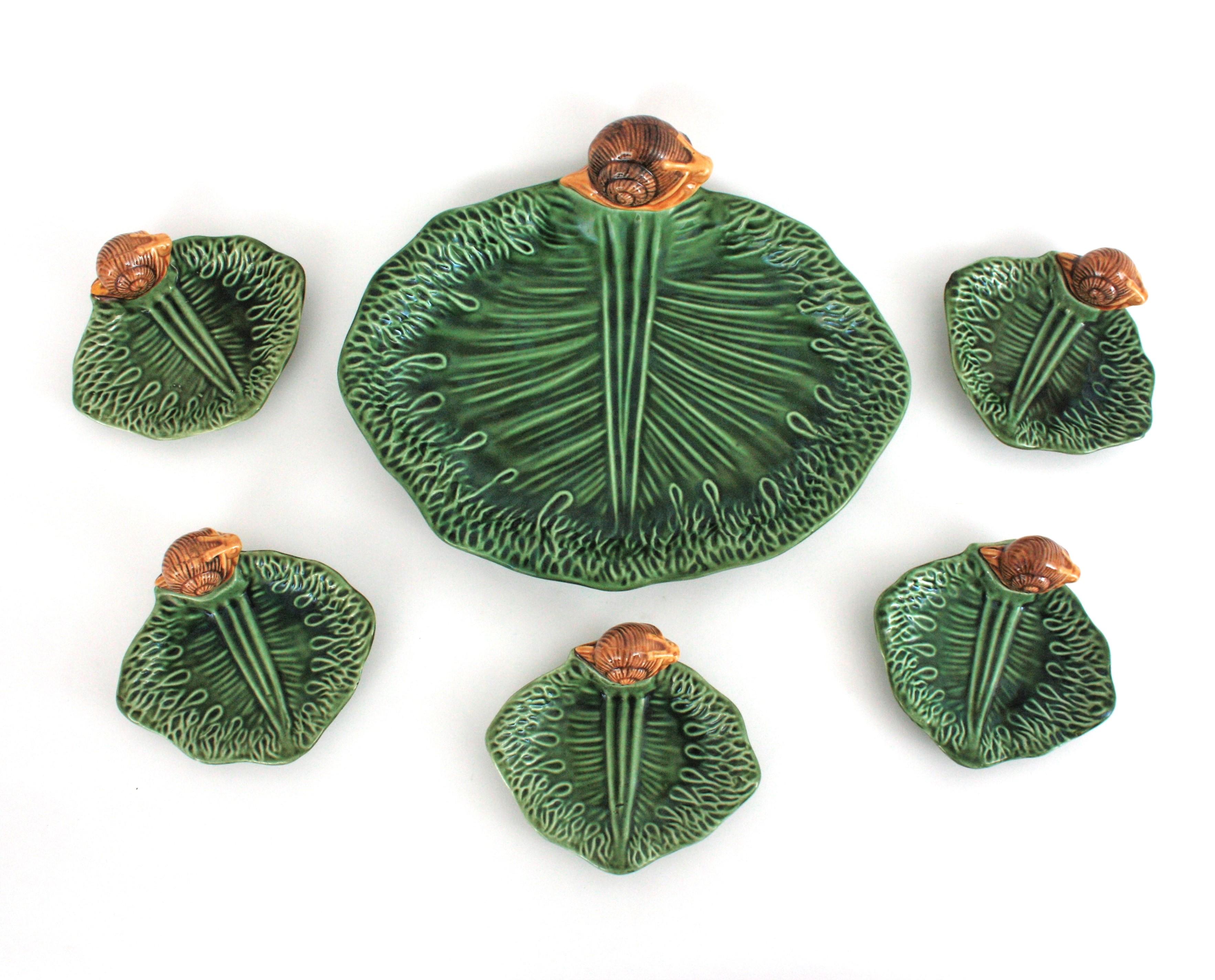 Français Ensemble de cinq assiettes escargot et plateau de service en céramique majolique française en vente