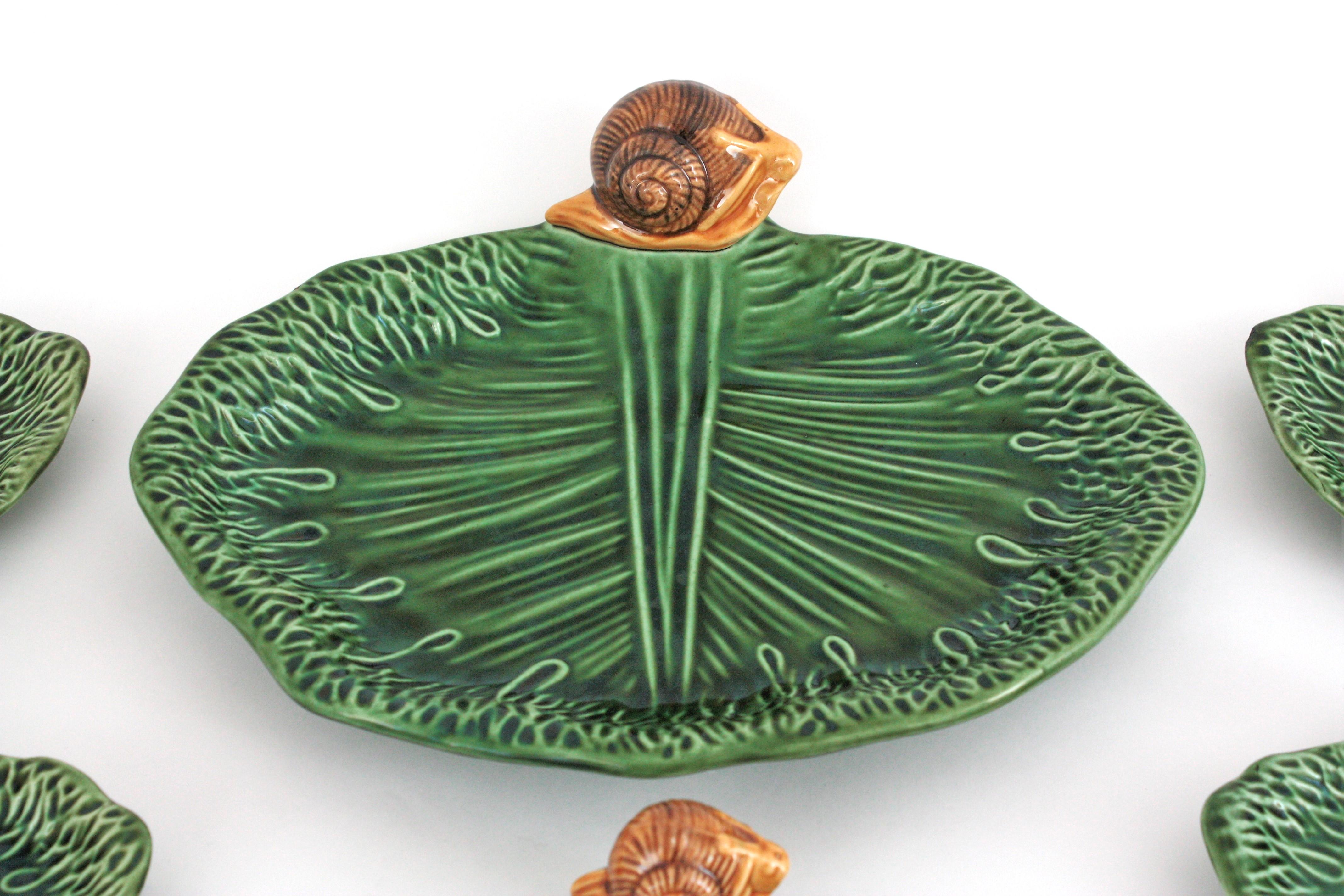 Vernissé Ensemble de cinq assiettes escargot et plateau de service en céramique majolique française en vente