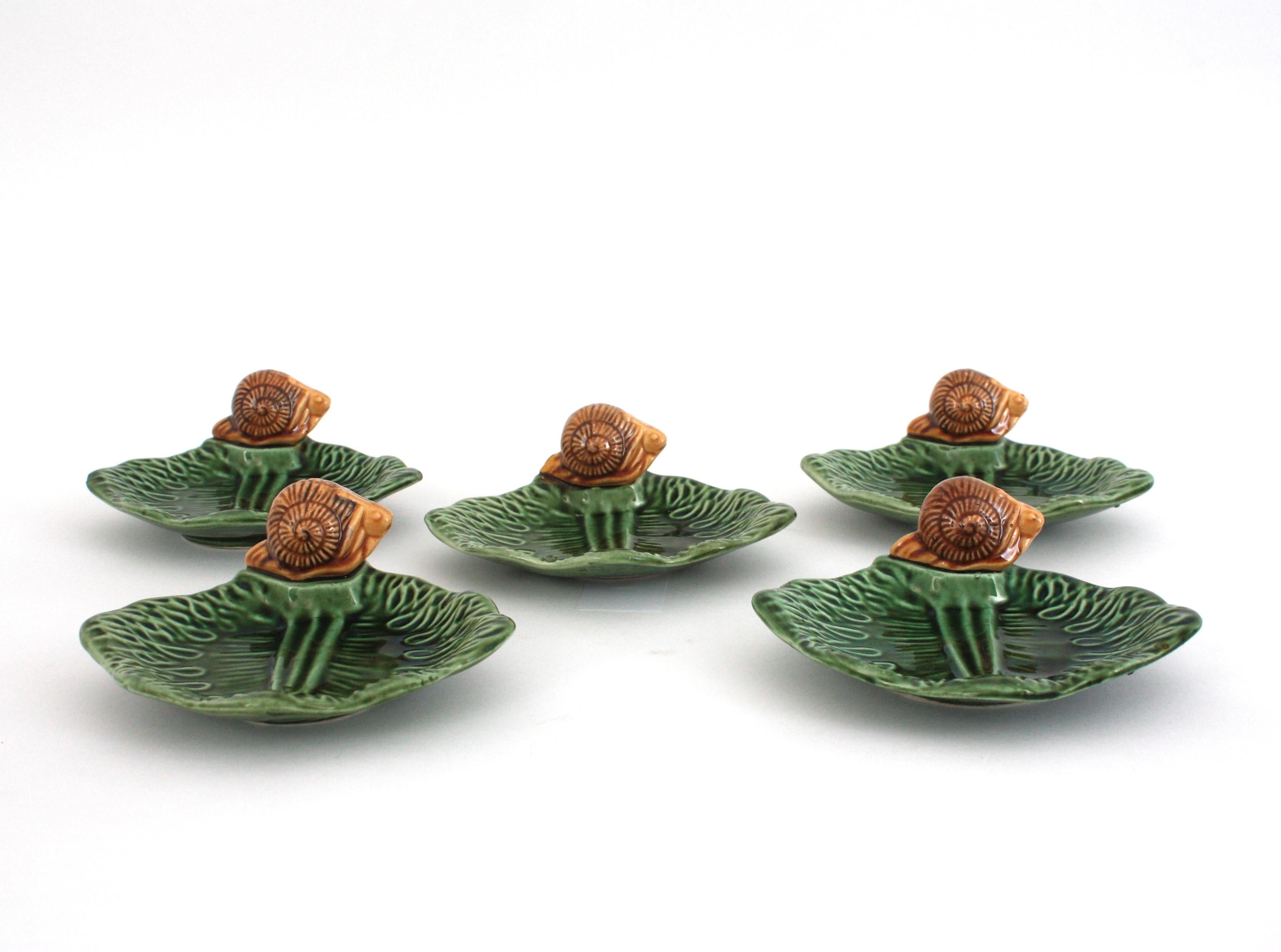 Ensemble de cinq assiettes escargot et plateau de service en céramique majolique française Bon état - En vente à Barcelona, ES