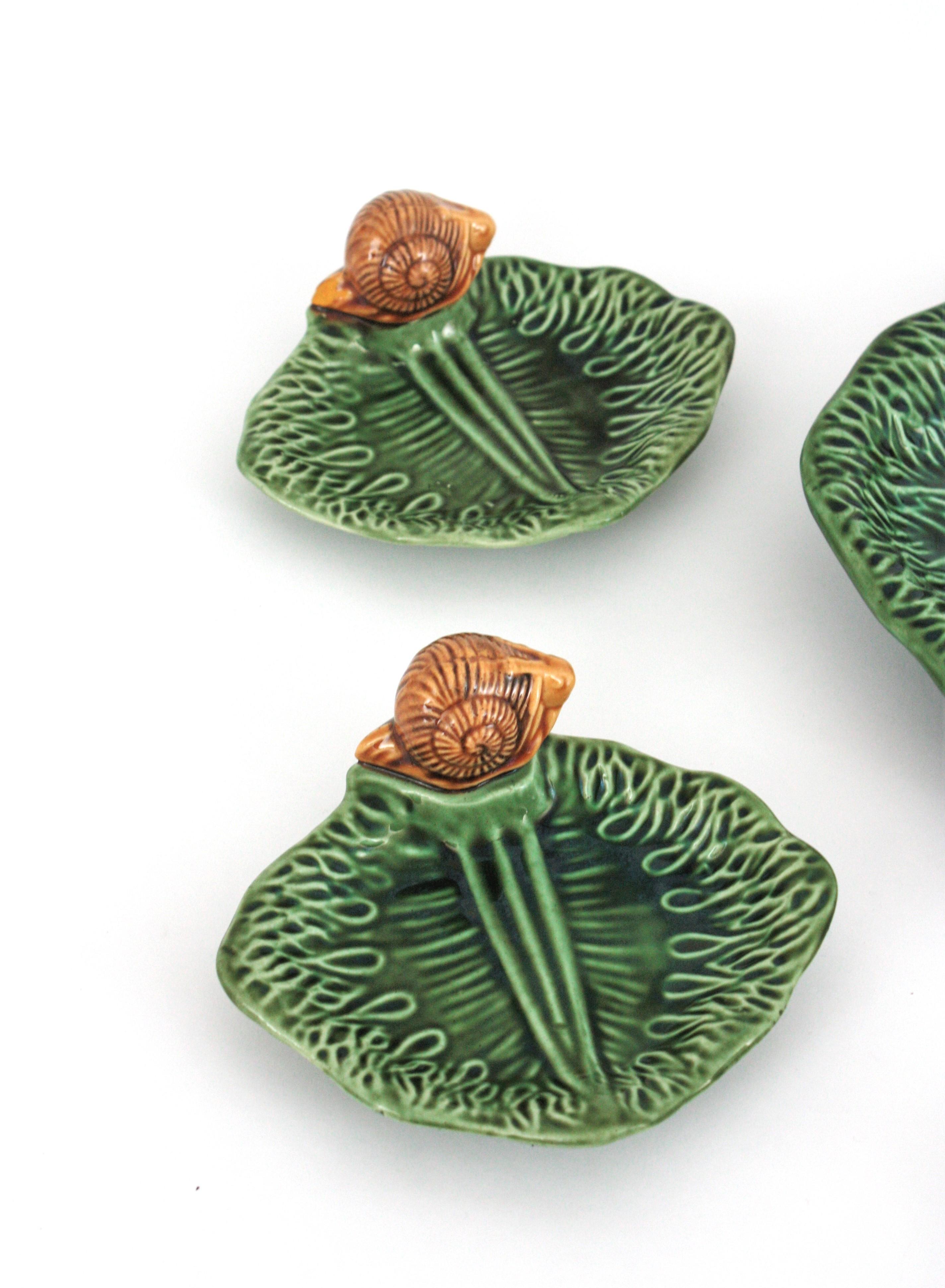20ième siècle Ensemble de cinq assiettes escargot et plateau de service en céramique majolique française en vente