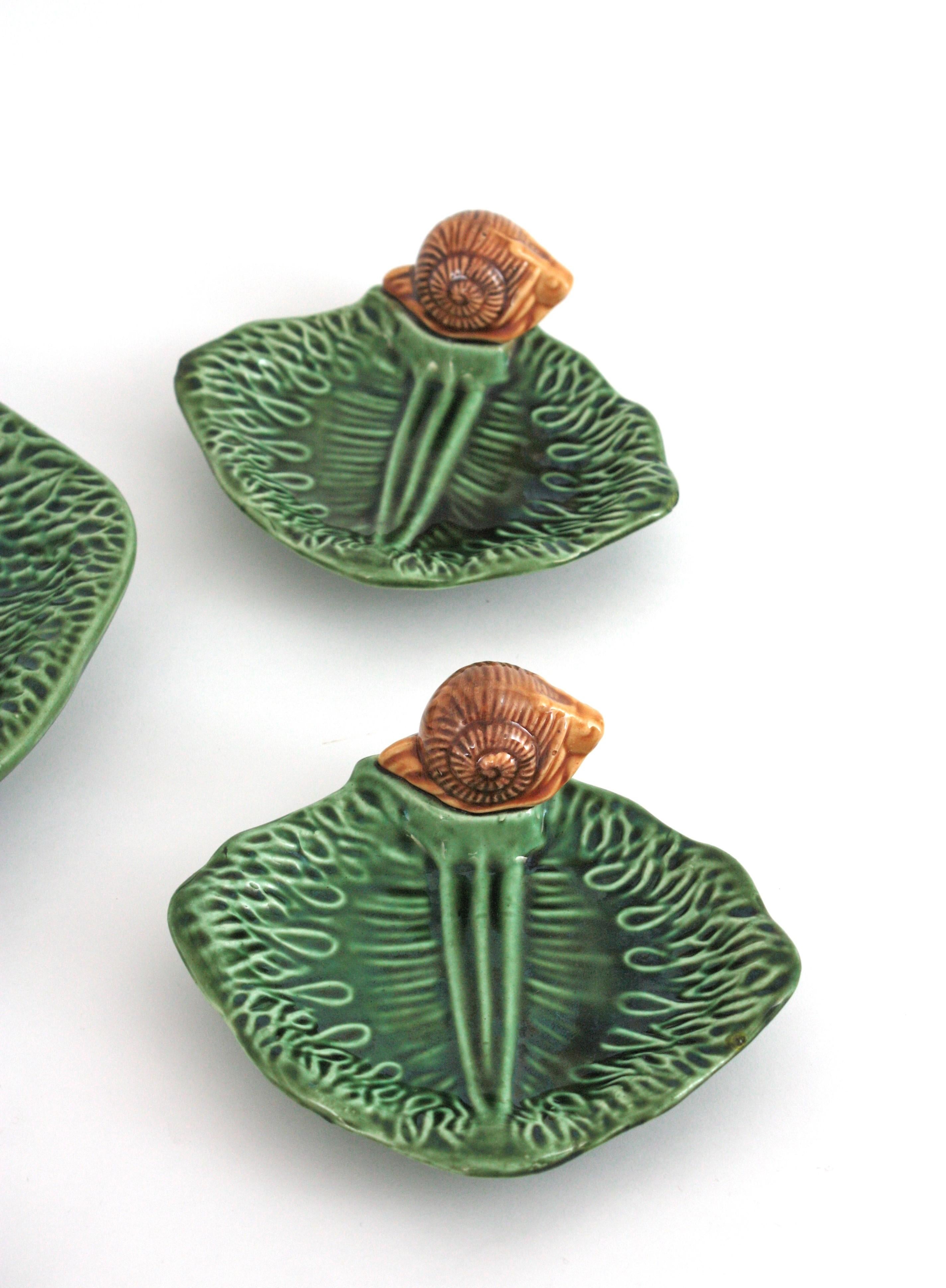 Majolique Ensemble de cinq assiettes escargot et plateau de service en céramique majolique française en vente