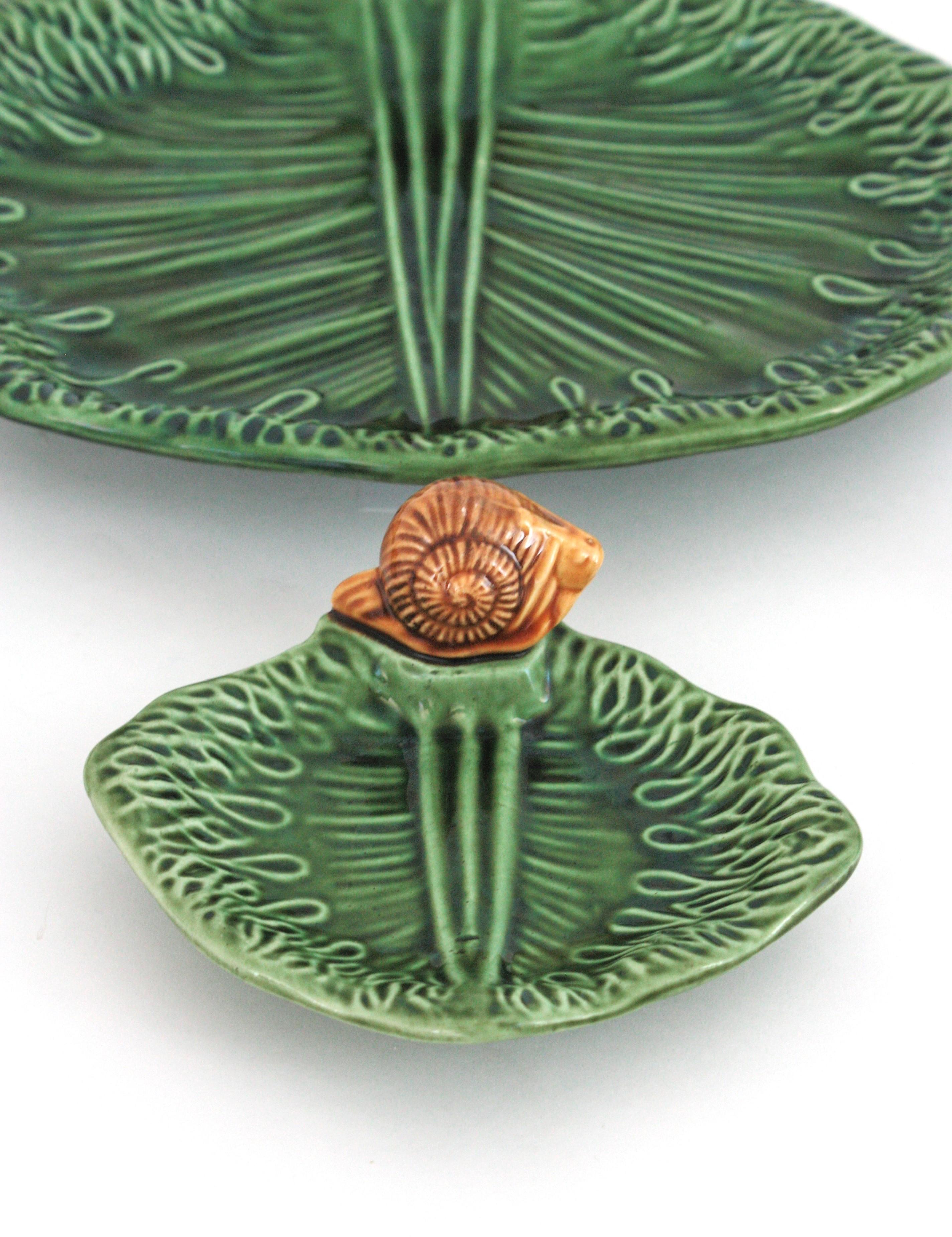 Ensemble de cinq assiettes escargot et plateau de service en céramique majolique française en vente 1