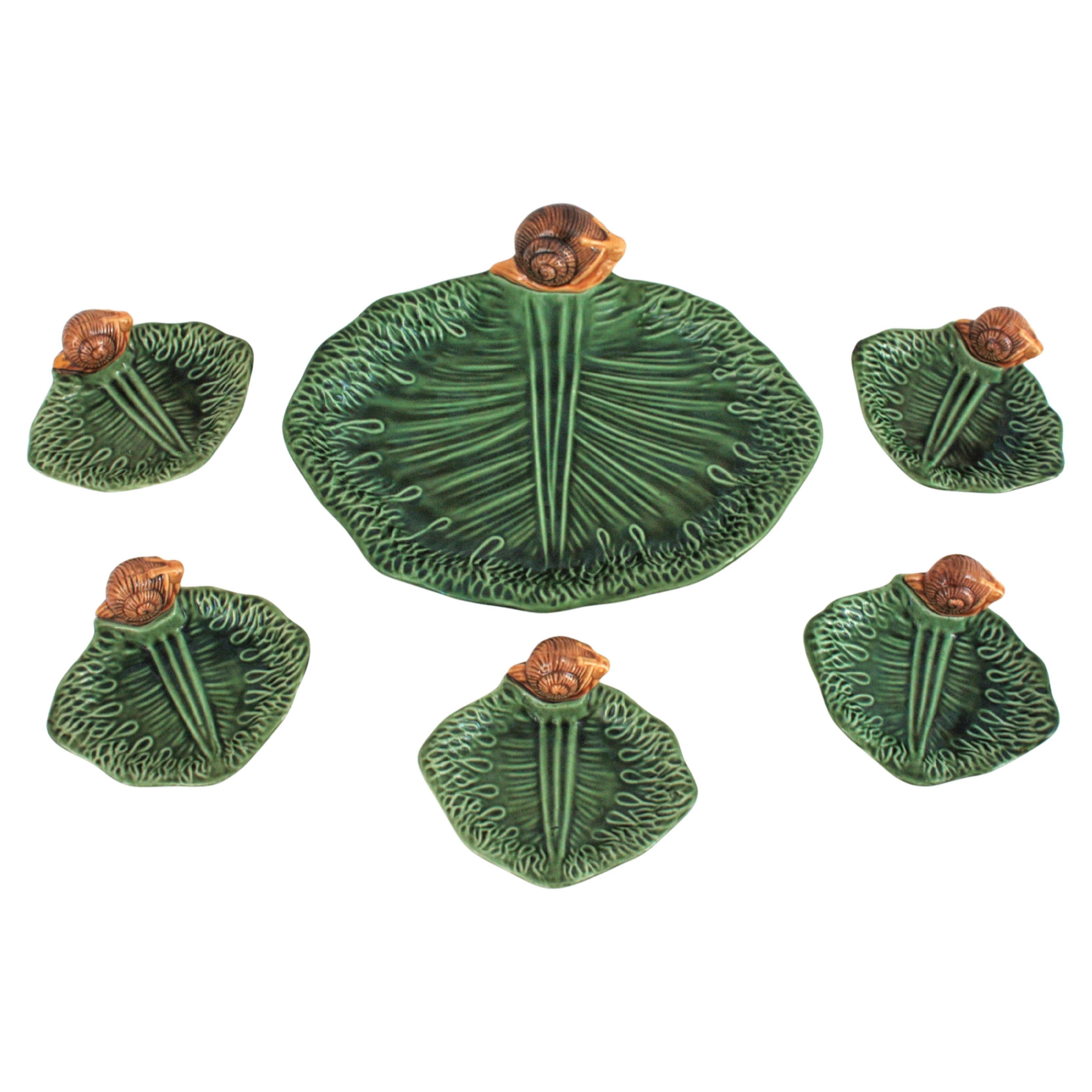 Juego de cinco platos y fuente de caracol de cerámica mayólica francesa