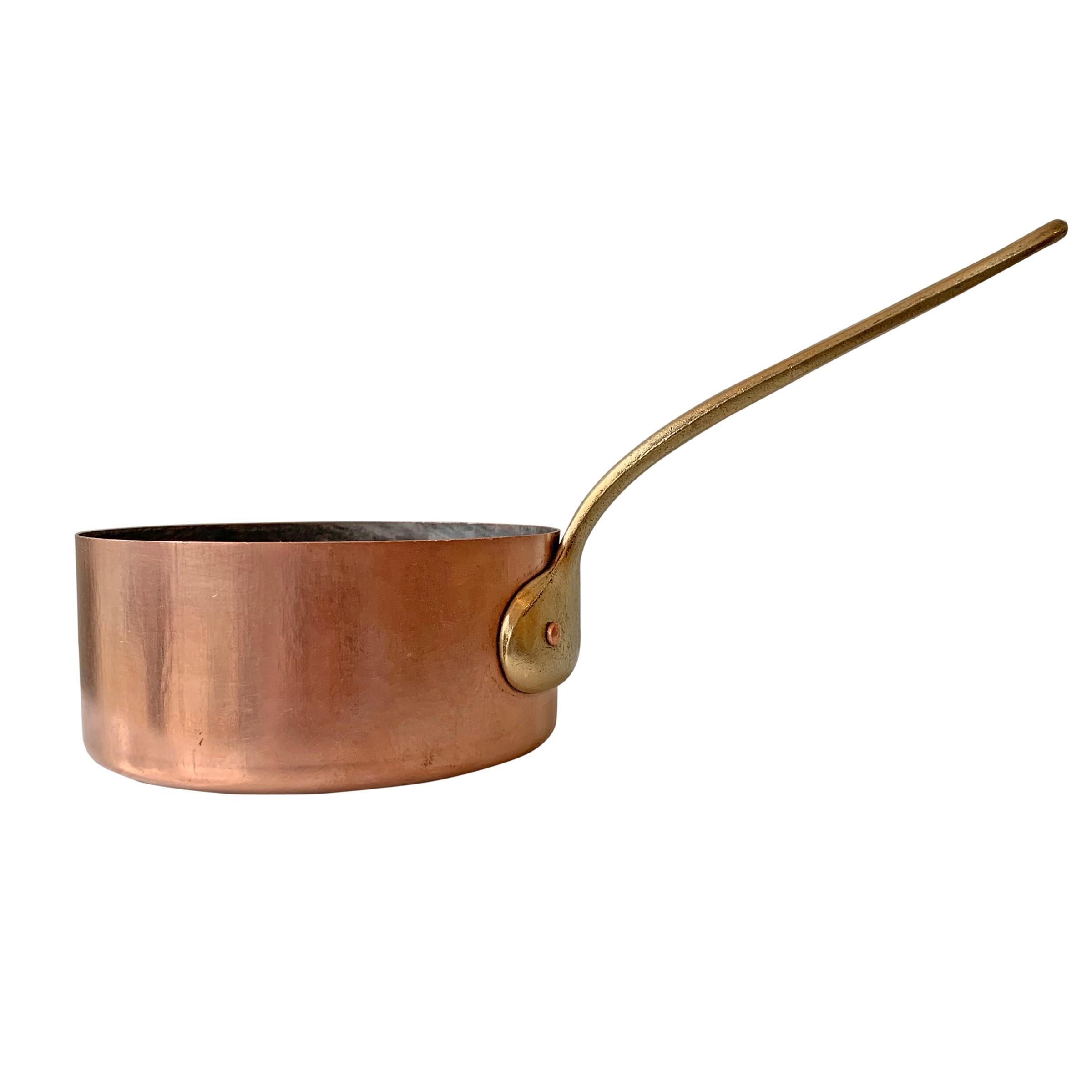 A sweet set of five early 20th century French miniature copper saucepans originally used to melt butter or keep sauces warm. Retaining their original tin linings, but we could have them retined for an additional charge.