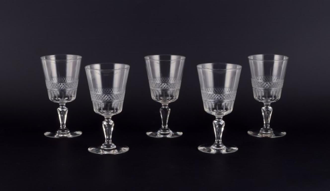 Un set di cinque bicchieri da vino rosso francese soffiati a bocca in vetro cristallo. Sfaccettato. Realizzato a mano. 
Circa 1900. 
Condizioni perfette. 
Dimensioni: H. H. 15,0 cm x P. 7,8 cm.