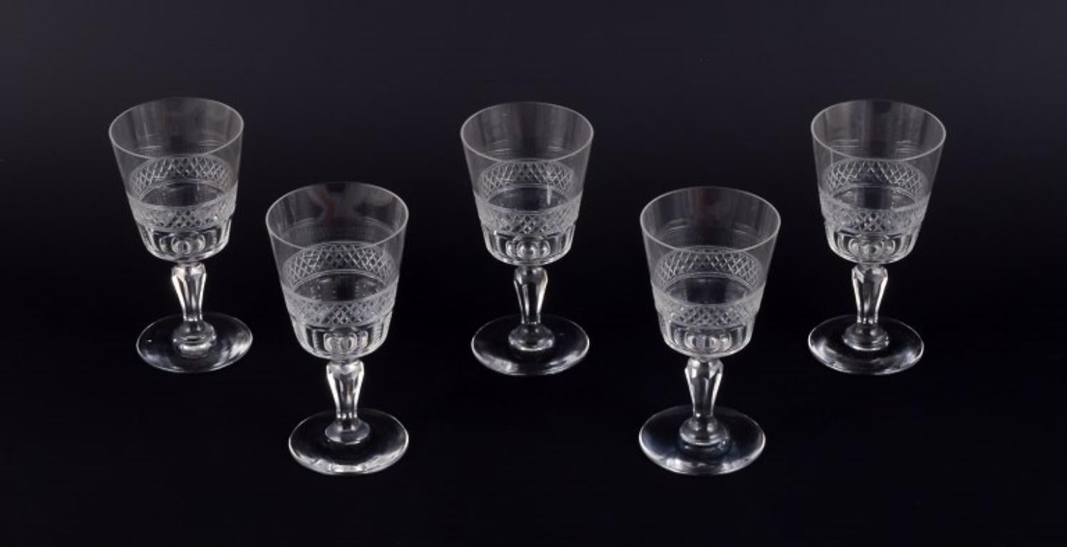 Ein Satz von fünf mundgeblasenen französischen Weißweingläsern aus Kristallglas. Facettenschliff. 
Handgefertigt. 
Um 1900. 
Perfekter Zustand. 
Abmessungen: D 6,2 cm x H 12,0 cm.