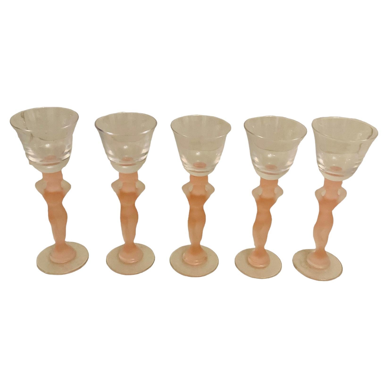 Set di cinque bicchieri da liquore con stelo smerigliato e figure di cariatidi nude