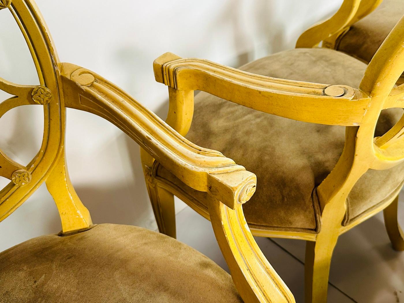 Ensemble de cinq fauteuils à dossier roulant de style George III en daim brun. en vente 6