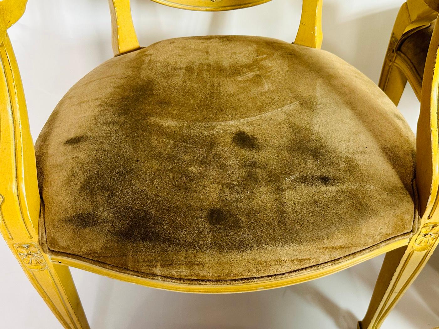 Ensemble de cinq fauteuils à dossier roulant de style George III en daim brun. en vente 7