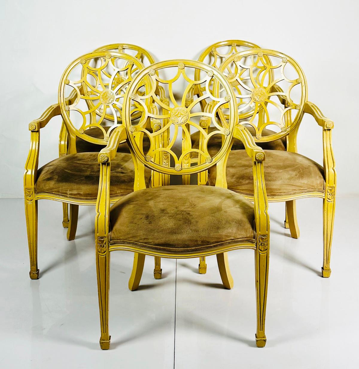 Voici un ensemble de cinq fauteuils à dossier roulant de style George III en daim marron, datant des années 1980.

 Plongez dans une élégance intemporelle avec ces fauteuils exquis qui incarnent la sophistication de l'époque George III. 
Fabriquée
