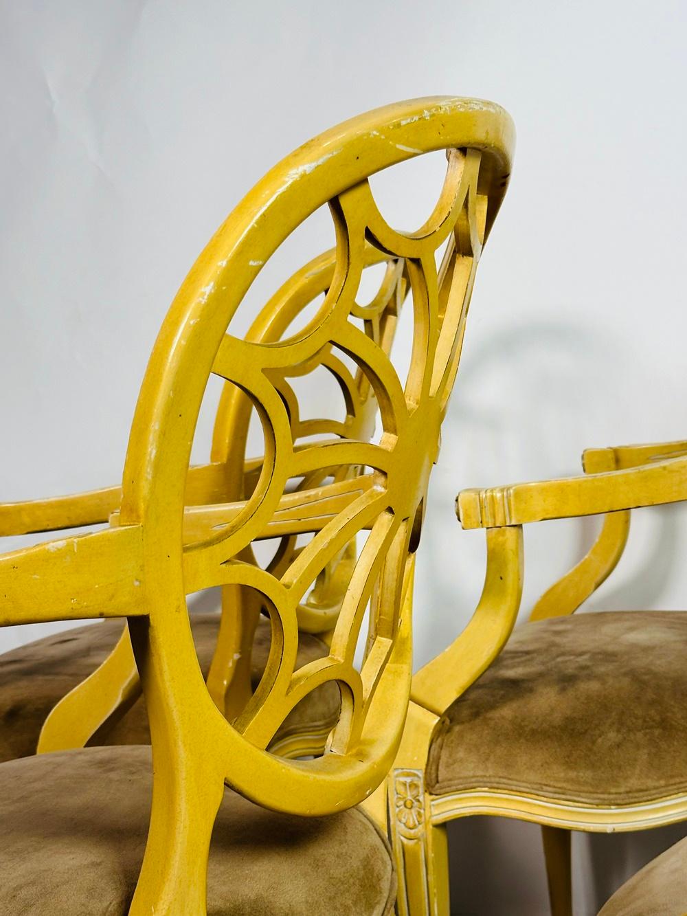 Ensemble de cinq fauteuils à dossier roulant de style George III en daim brun. en vente 14