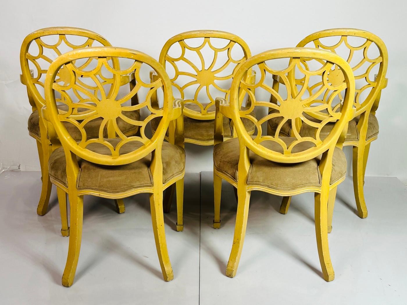 Satz von fünf Sesseln im Stil von George III mit Radrücken aus braunem Wildleder. im Zustand „Relativ gut“ im Angebot in Los Angeles, CA