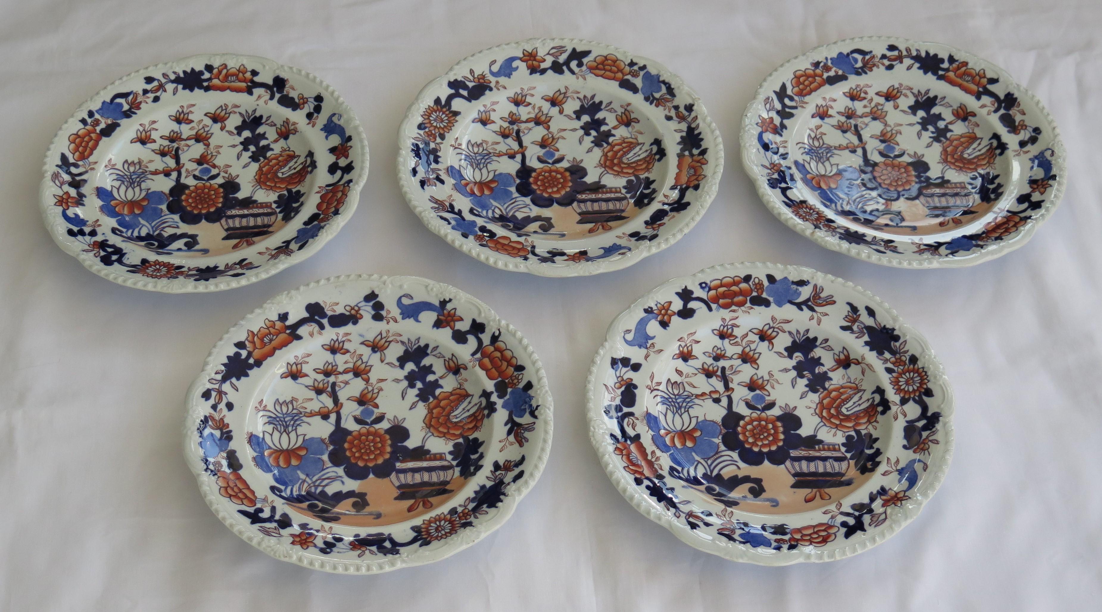 Il s'agit d'un bon ensemble de cinq assiettes à dessert anciennes, toutes dans le motif Basket Japan, fabriquées par Mason's Ironstone, Lane's, Angleterre et datant d'environ 1815-1820.

Les assiettes sont bien remplies, de forme circulaire, avec un
