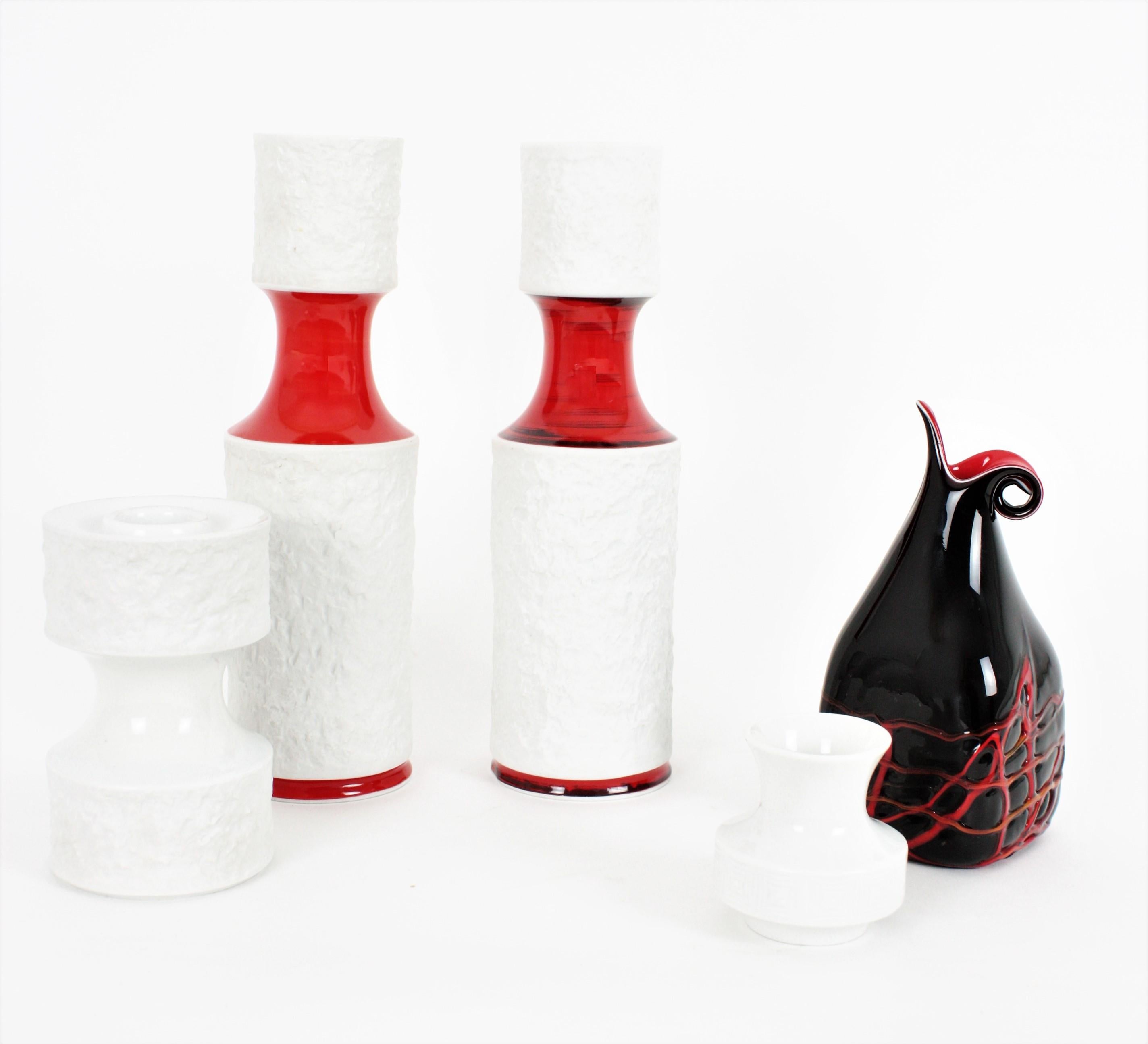 Bavaria Porzellanvasen und Kerzenhalter von KPM 'Königliche Porzellan-Manufaktur', Deutschland, 1960er Jahre
Das Set besteht aus einem Paar weißer, unglasierter, strukturierter Porzellanvasen mit roten, glasierten Akzenten, einer kleinen Vase und