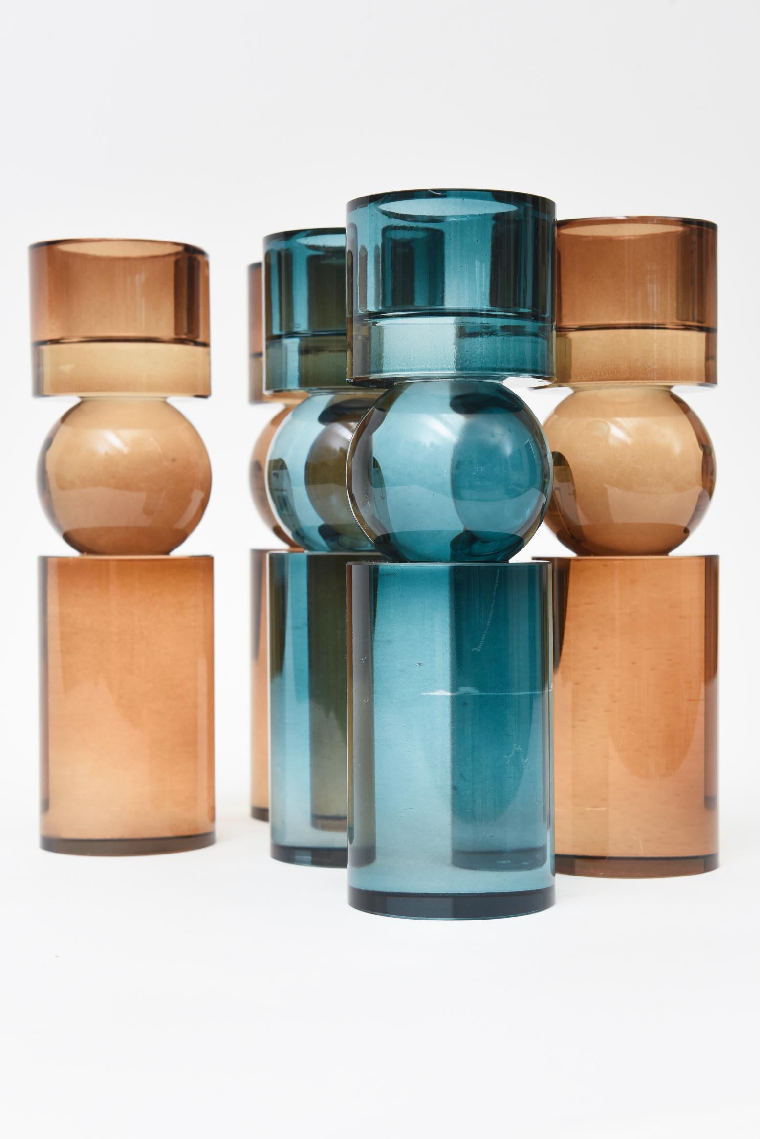Este conjunto de 5 candelabros, votivas o pequeños jarrones de cristal contemporáneos creará un magnífico paisaje de mesa. Los ricos colores de la combinación de marrón ámbar y turquesa verde azulado juegan maravillosamente con la luz. Lo siento, se