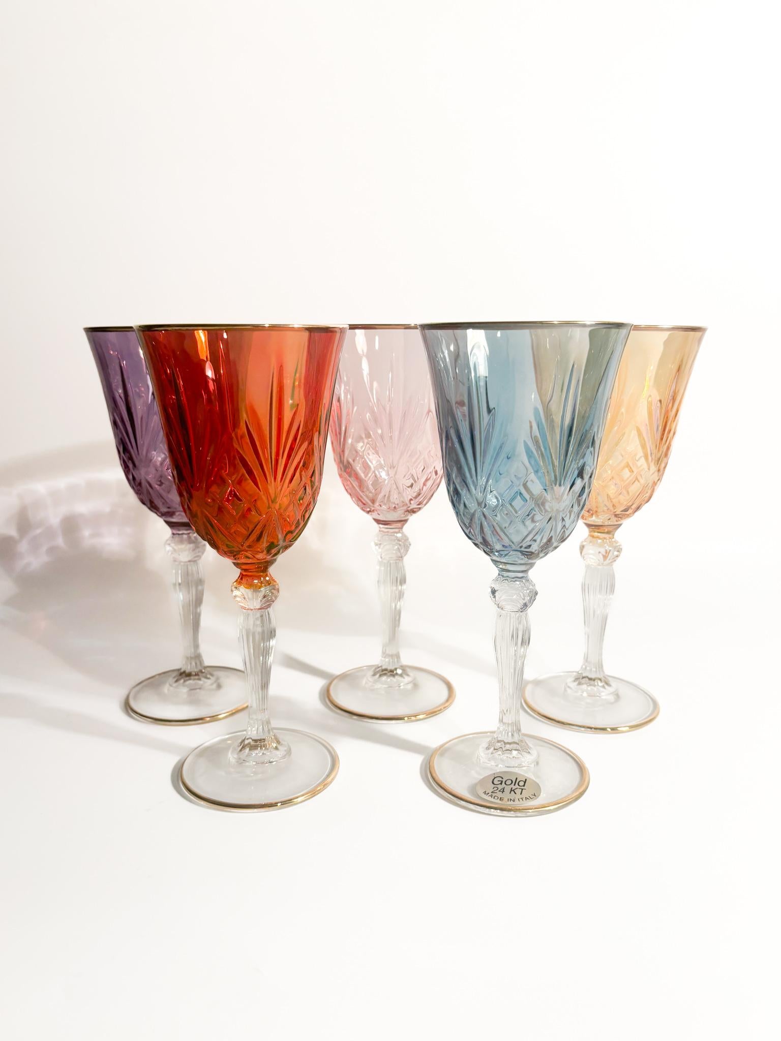 Set di 5 bicchieri in vetro di Murano multicolore e con doratura in oro, realizzati negli anni '80. La doratura è stata recentemente rinnovata.

Ø 8 cm h 19 cm

Il vetro di Murano è un tipo di vetro artistico prodotto sull'isola di Murano, vicino a