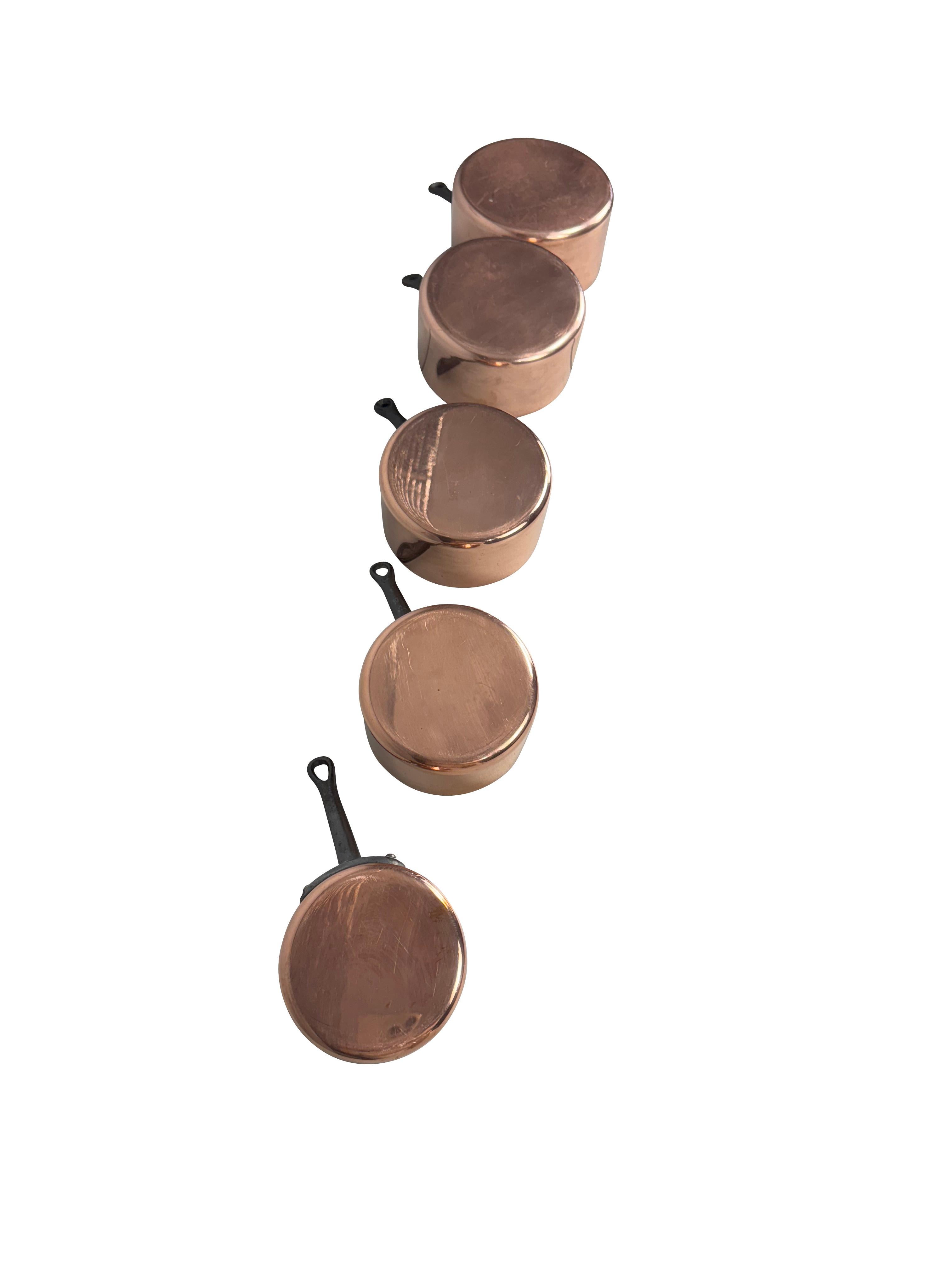 Ensemble de cinq assiettes à sauce françaises graduées en cuivre avec poignées en fer en vente 3