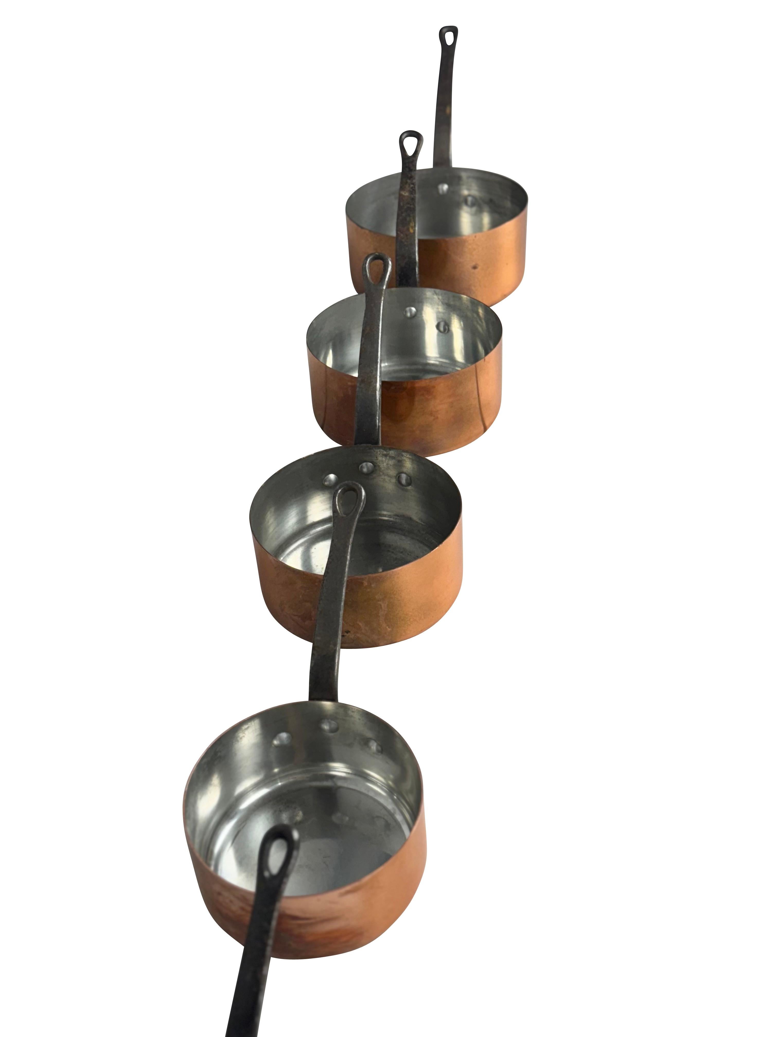Ensemble de cinq assiettes à sauce françaises graduées en cuivre avec poignées en fer en vente 4