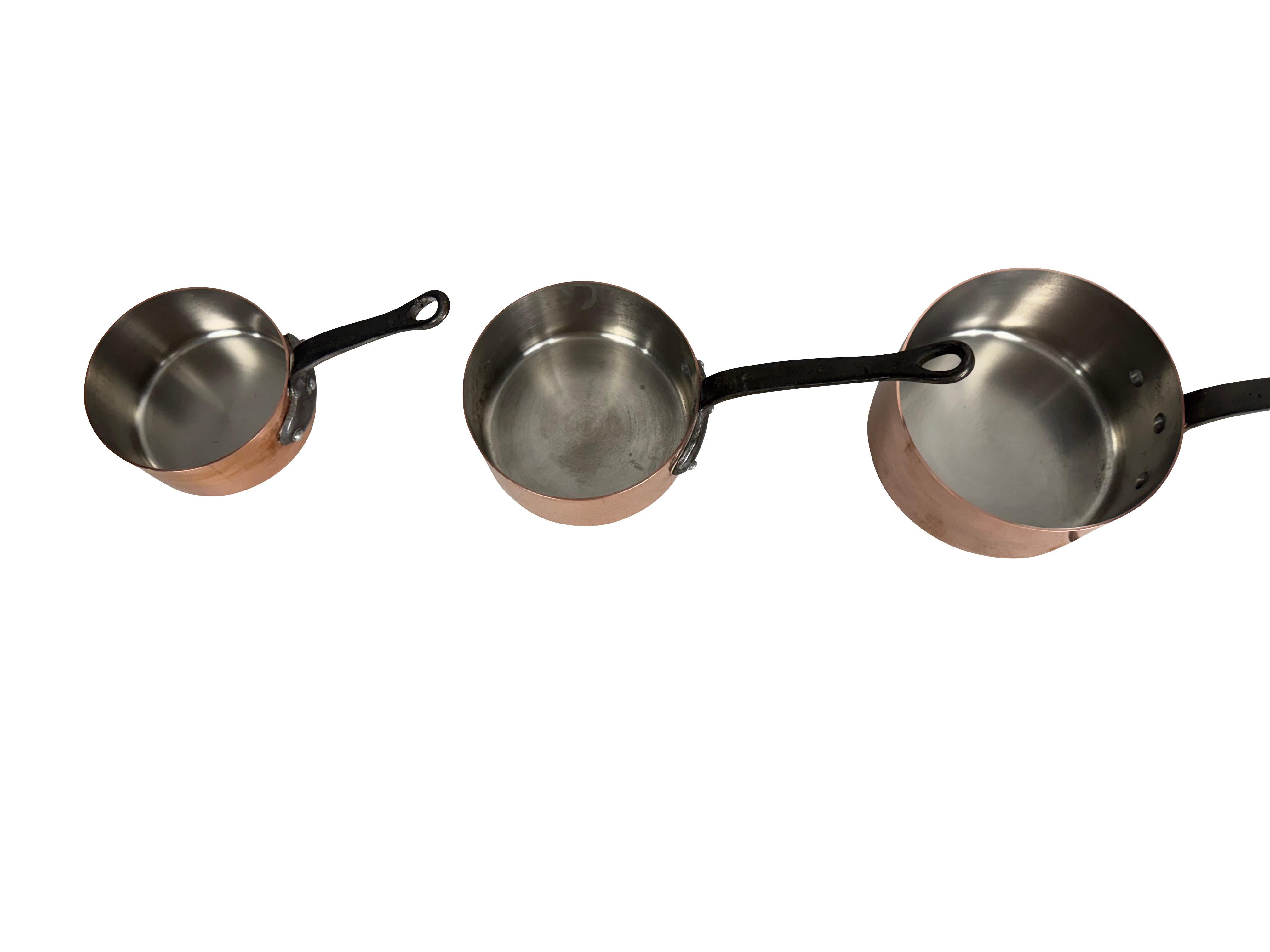 Français Ensemble de cinq assiettes à sauce françaises graduées en cuivre avec poignées en fer en vente