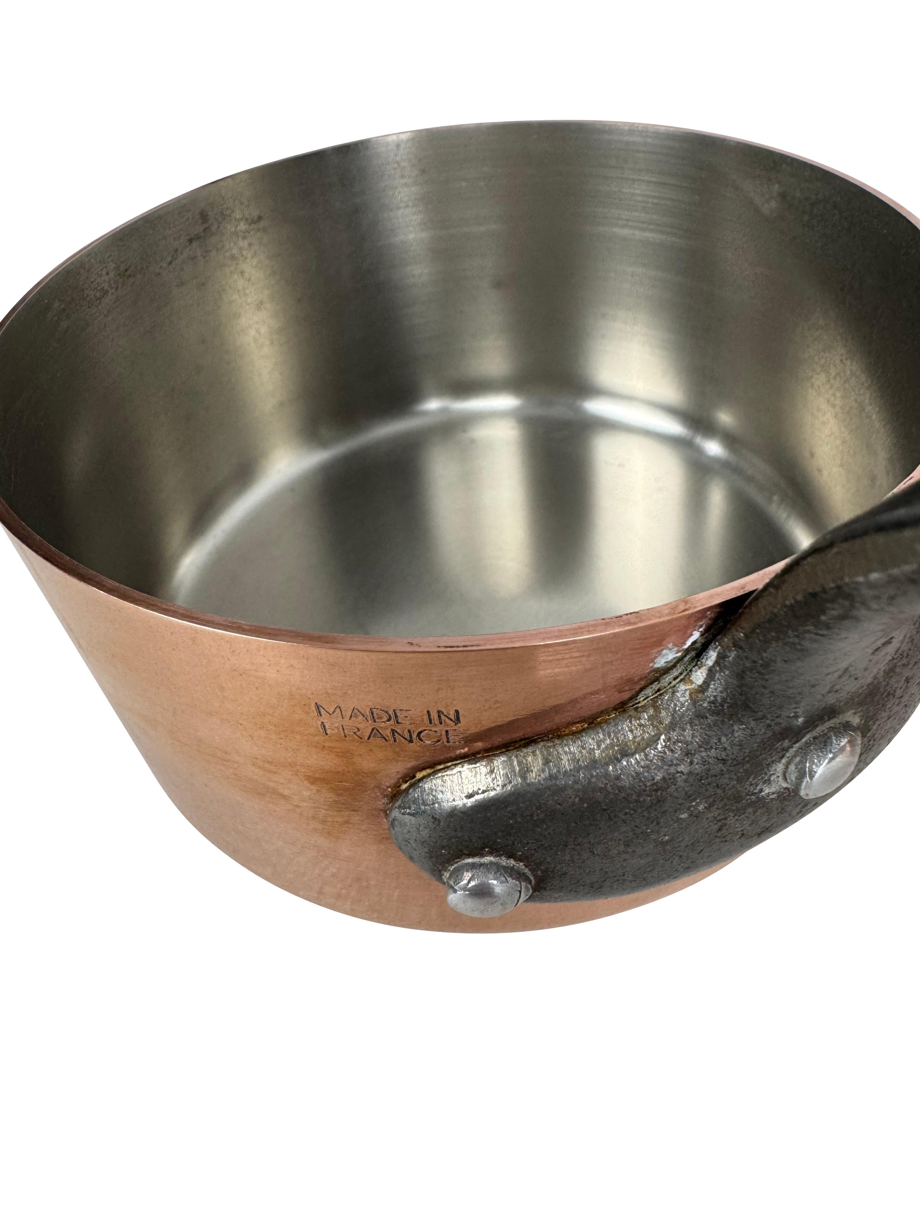 Ensemble de cinq assiettes à sauce françaises graduées en cuivre avec poignées en fer Bon état - En vente à Essex, MA