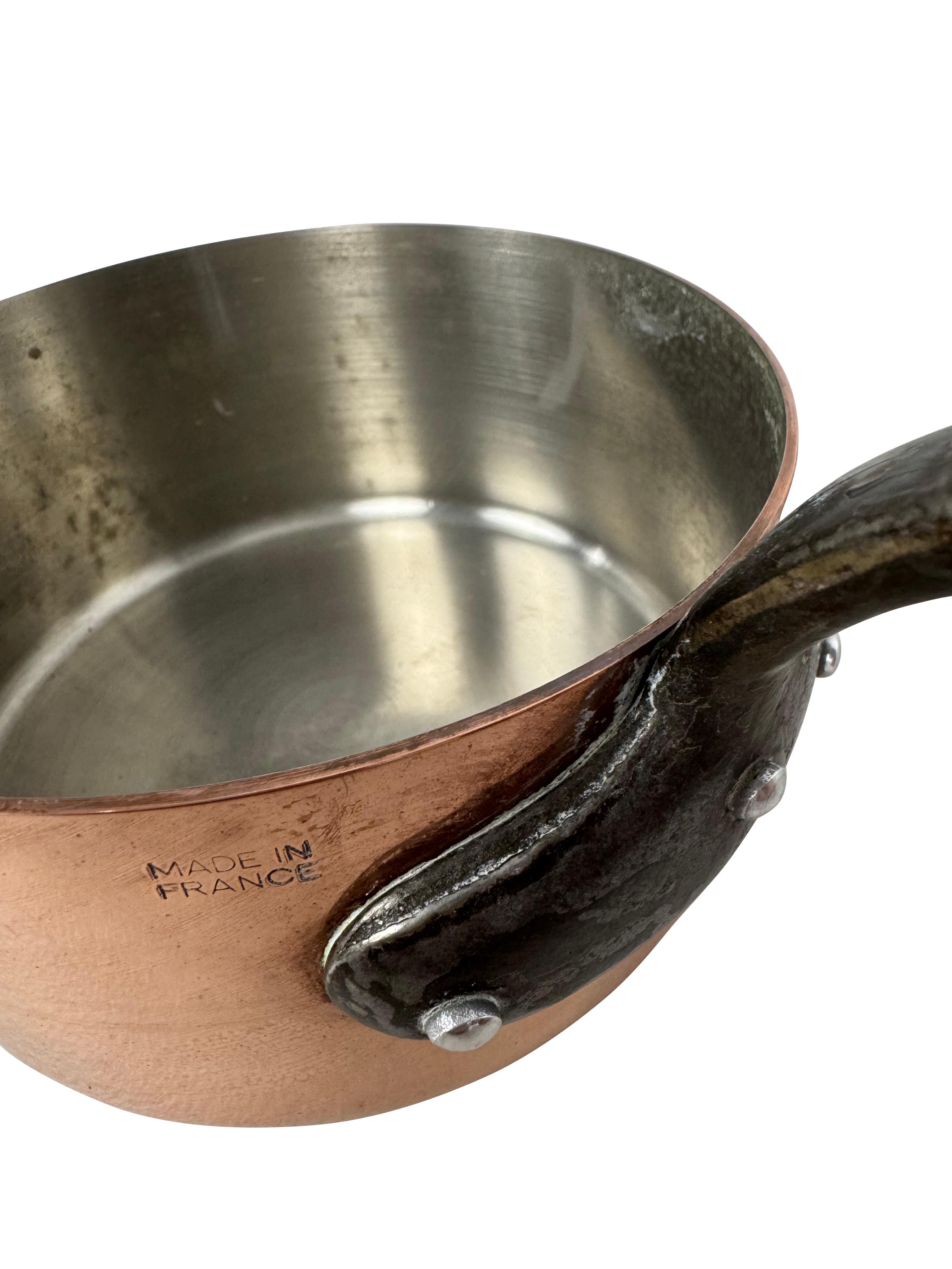 Cuivre Ensemble de cinq assiettes à sauce françaises graduées en cuivre avec poignées en fer en vente