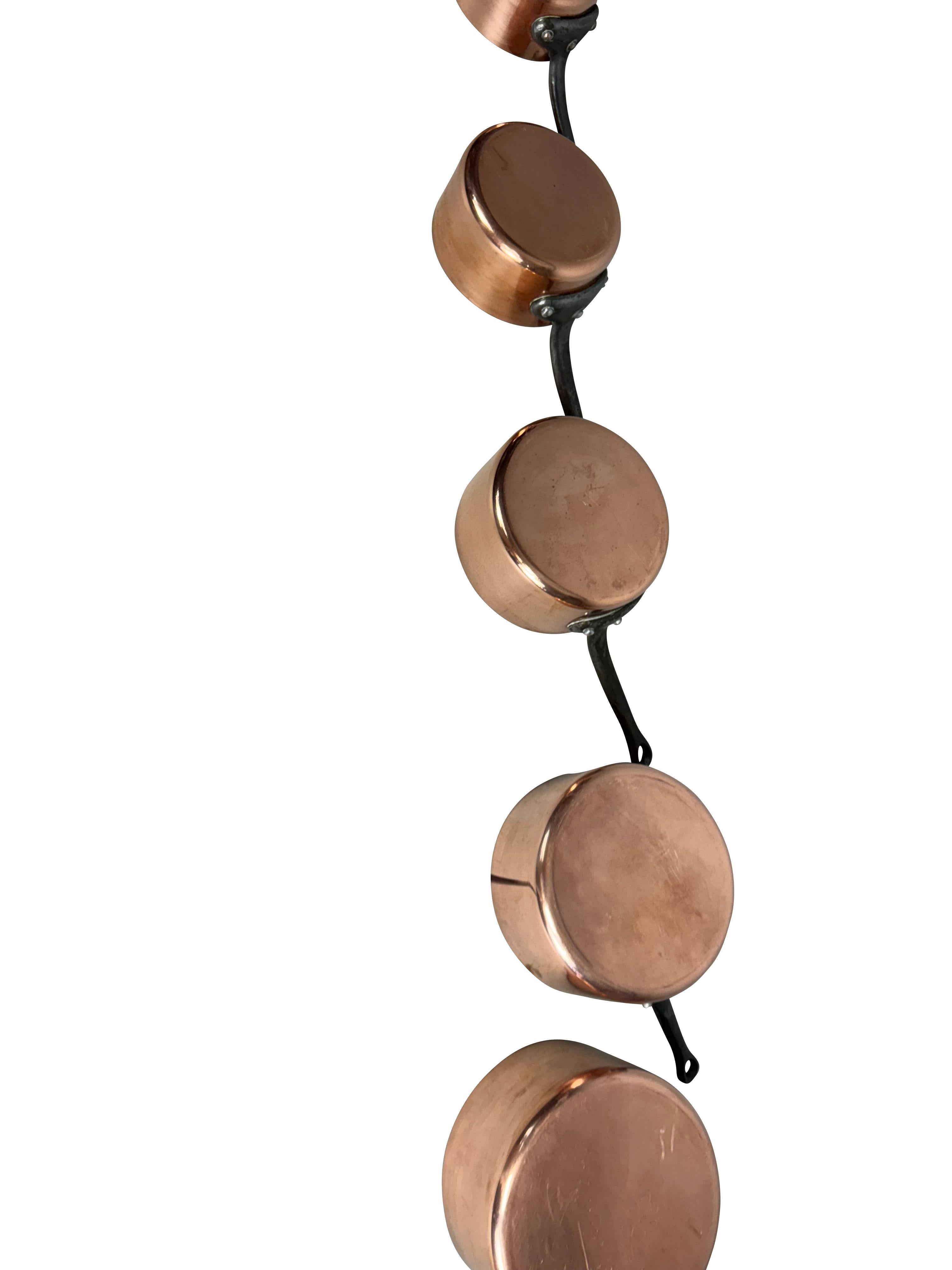 Ensemble de cinq assiettes à sauce françaises graduées en cuivre avec poignées en fer en vente 1
