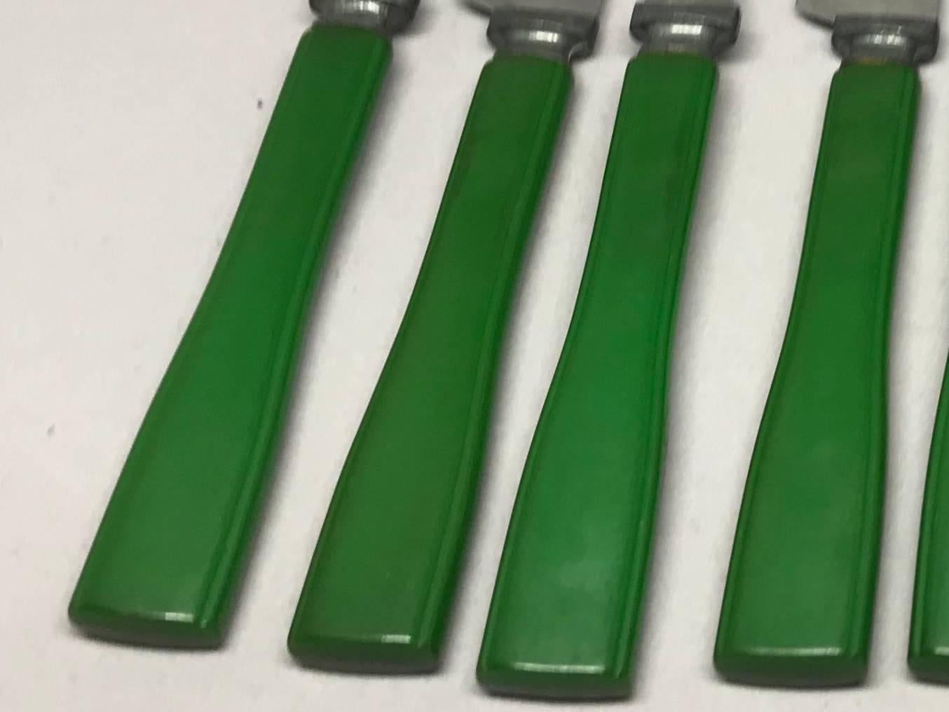 Set aus fünf grünen Bakelitgabeln und -messern. Vintage-Set von Gabeln und Messern aus rostfreiem Stahl mit grünen Bakelitgriffen, amerikanisch, ca. 1940er Jahre. 
Abmessungen: Gabel 7,5