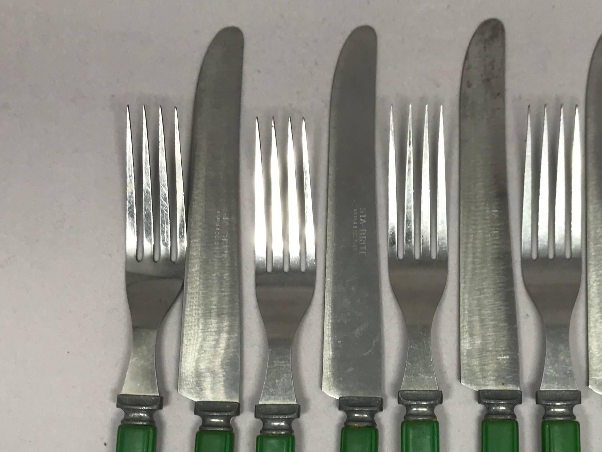 Set von fünf grünen Bakelitgabeln und Messern (Moderne der Mitte des Jahrhunderts)