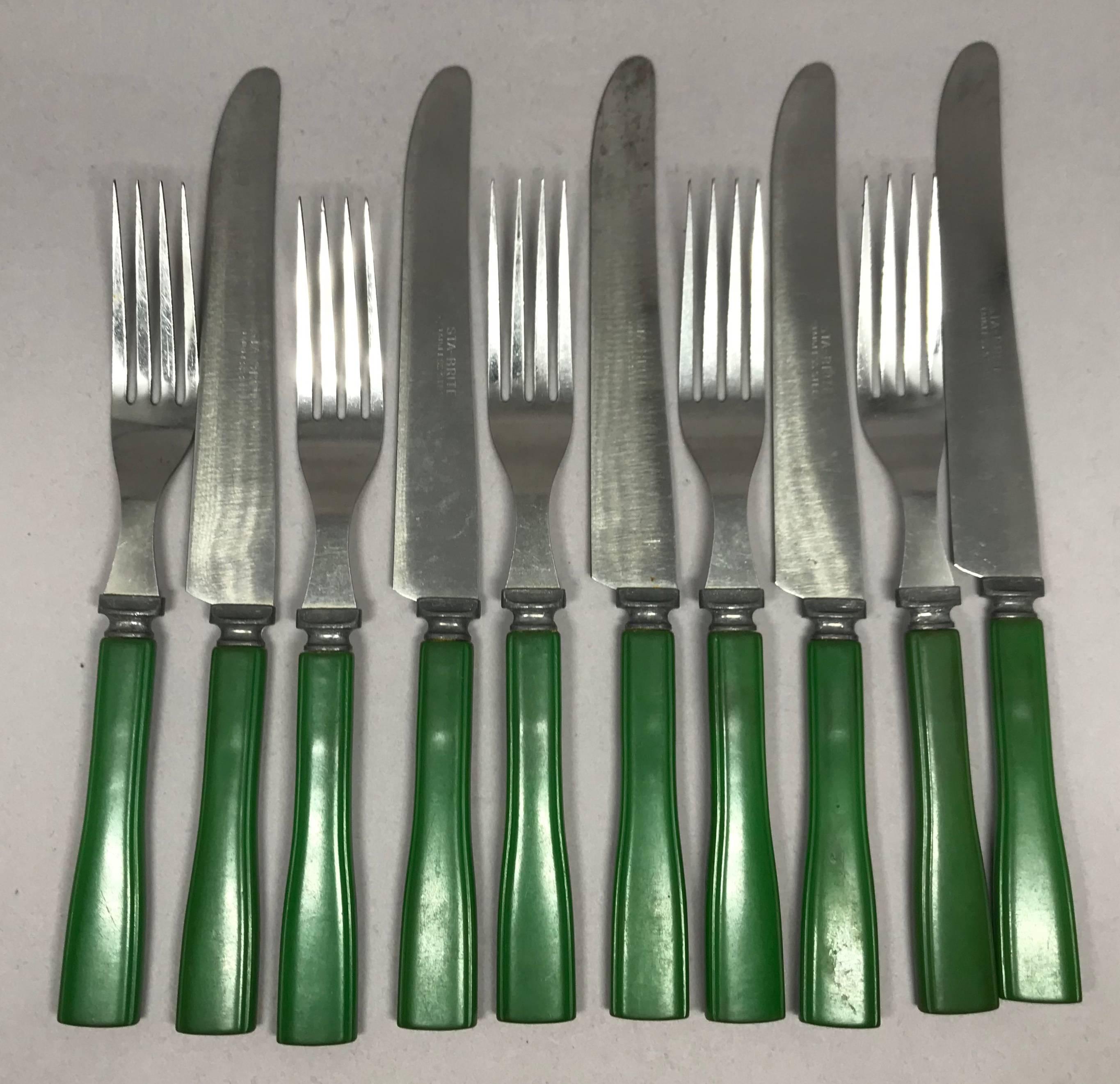 Set von fünf grünen Bakelitgabeln und Messern (amerikanisch)