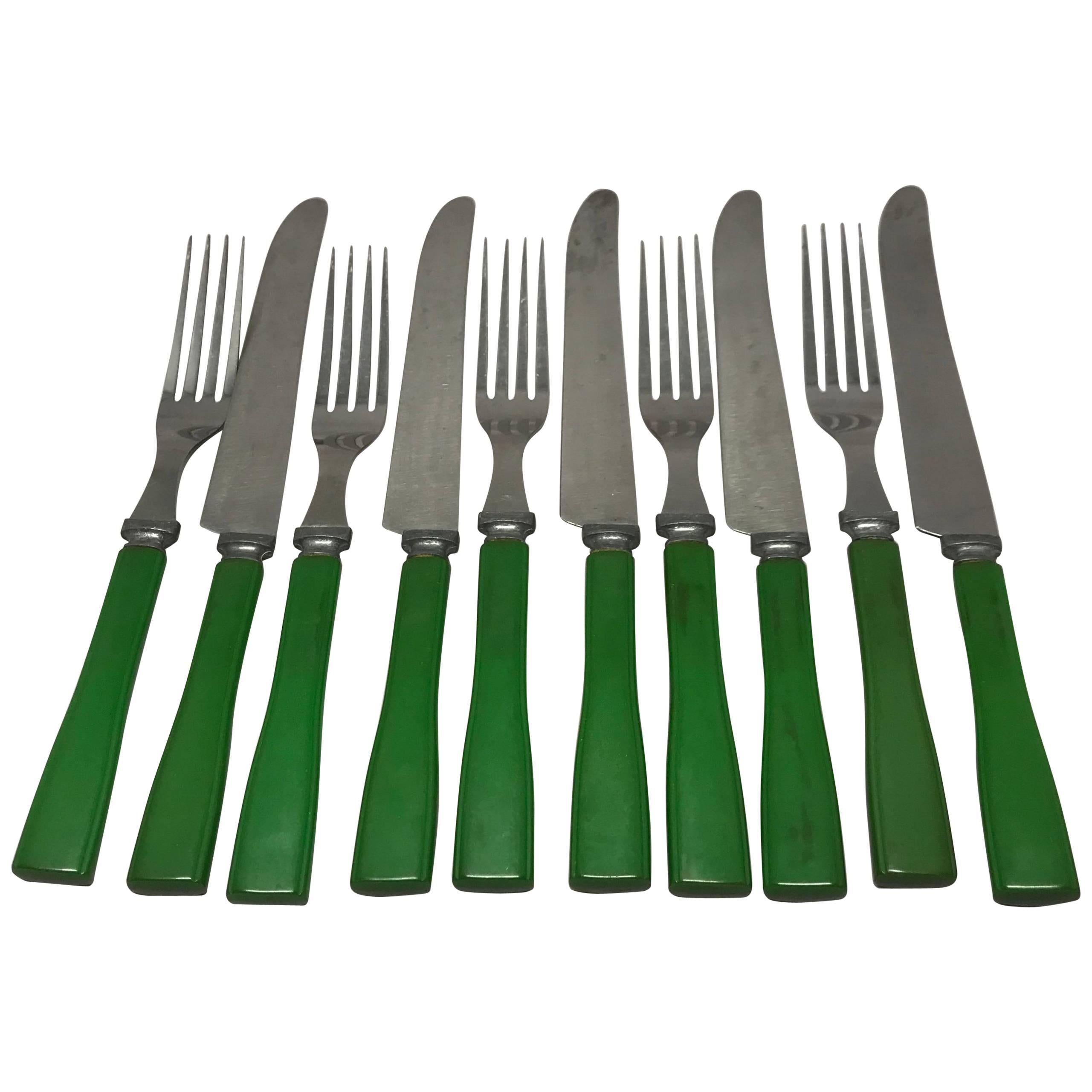 Set von fünf grünen Bakelitgabeln und Messern