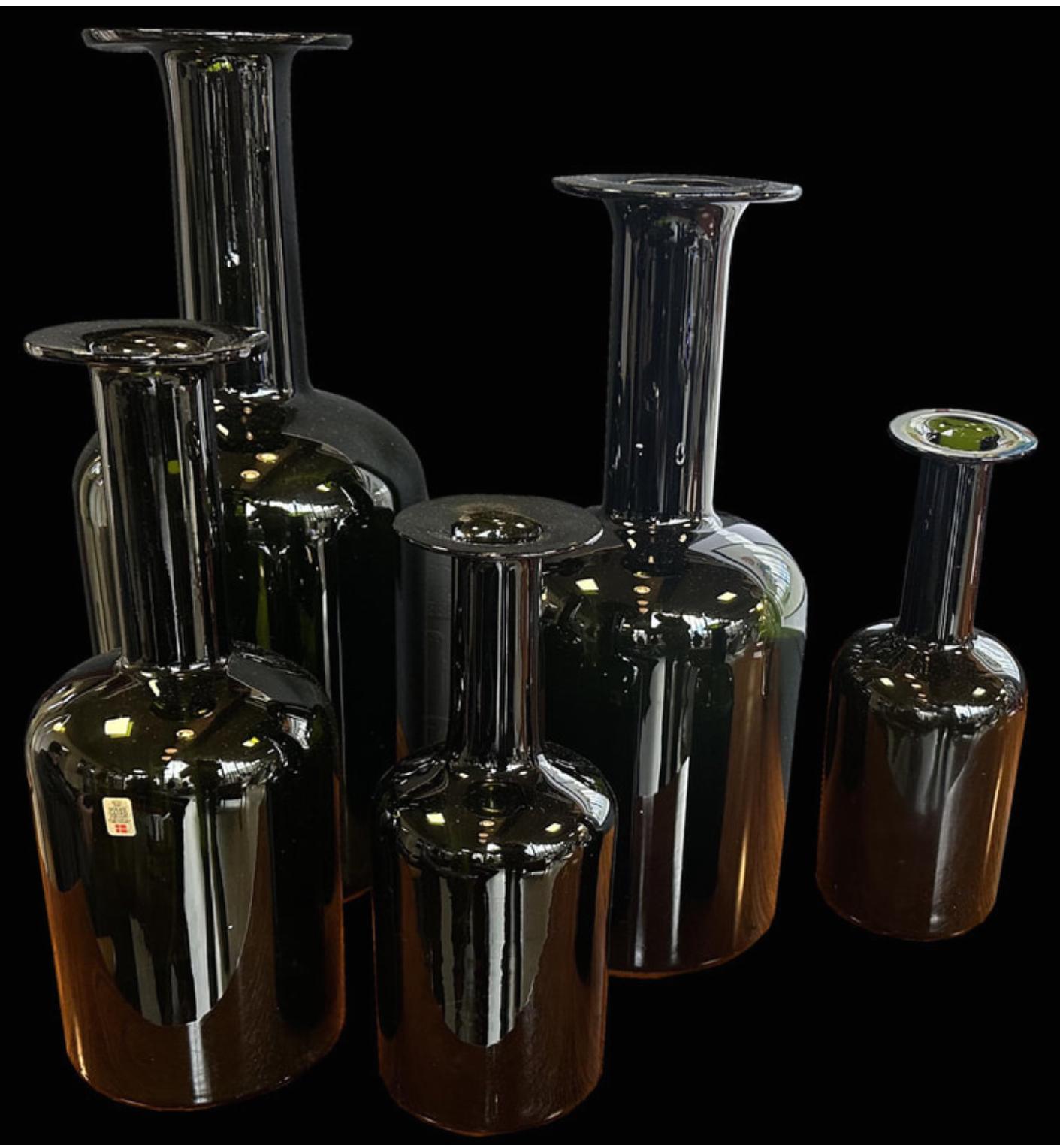 Un perfetto set di 'Gulvase graduati' di Otto Brauer per il famoso produttore danese Holmegaard, tutti in perfette condizioni, uno ancora con l'etichetta originale.
Le taglie vanno dalla più grande alla più piccola.

Le taglie, dalla più grande alla