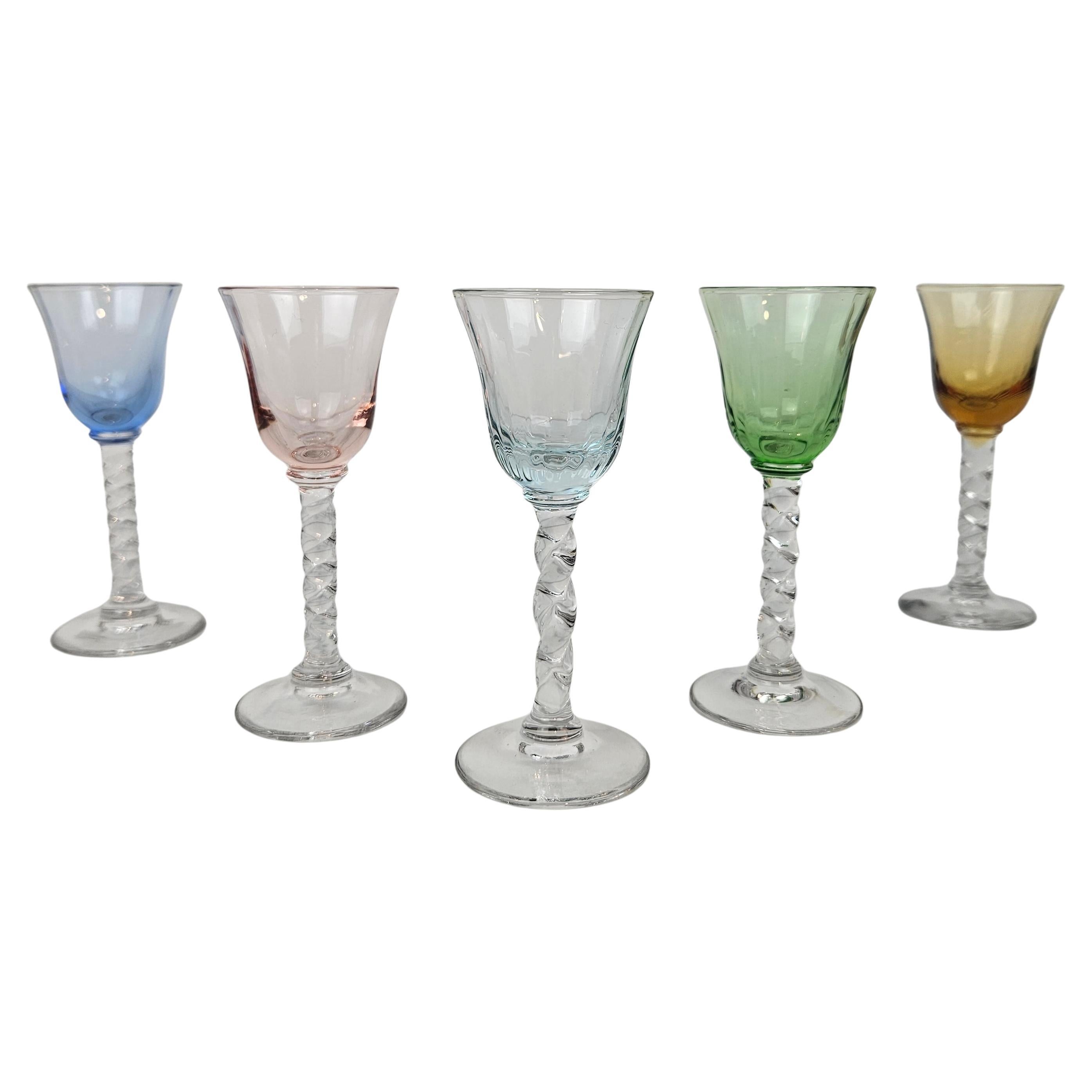Satz von fünf mundgeblasenen farbigen Schnapsgläsern mit gedrehtem Stiel, um 1930
