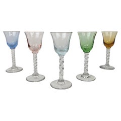 Satz von fünf mundgeblasenen farbigen Schnapsgläsern mit gedrehtem Stiel, um 1930