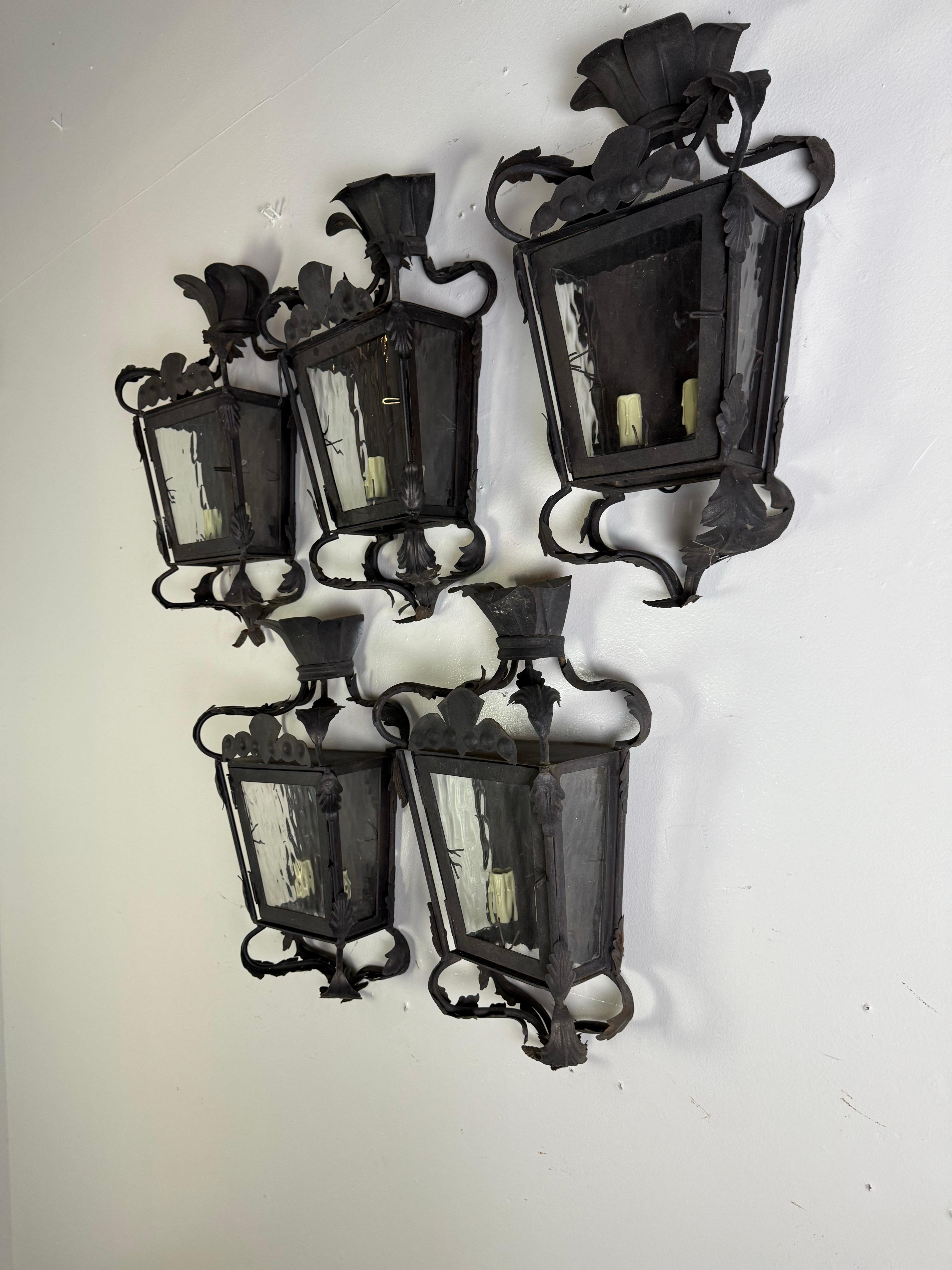 Juego de cinco faroles de pared de hierro forjado español forjado a mano Colonial español en venta