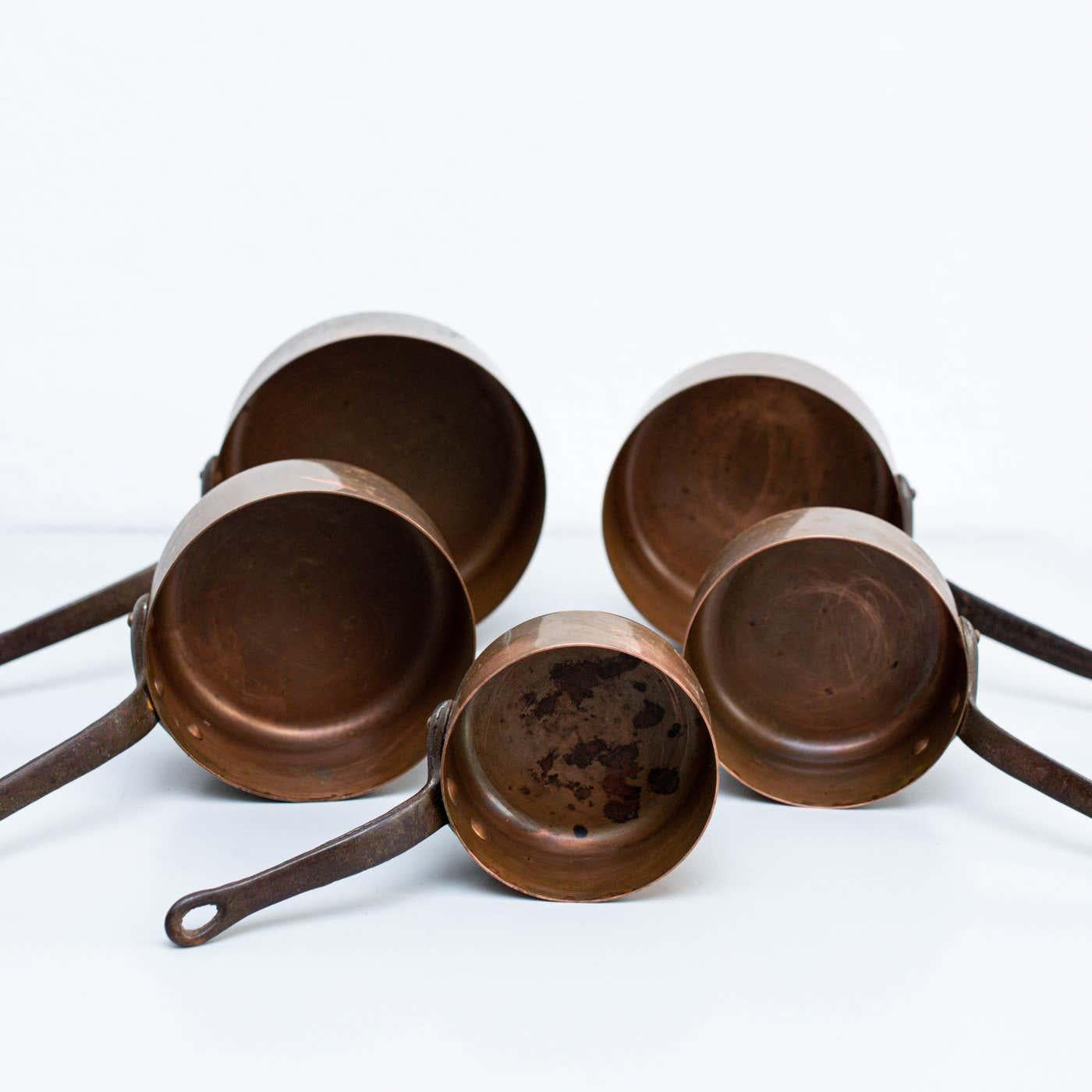 Ensemble de cinq pots rustiques en laiton peints à la main, datant d'environ 1960 en vente 2