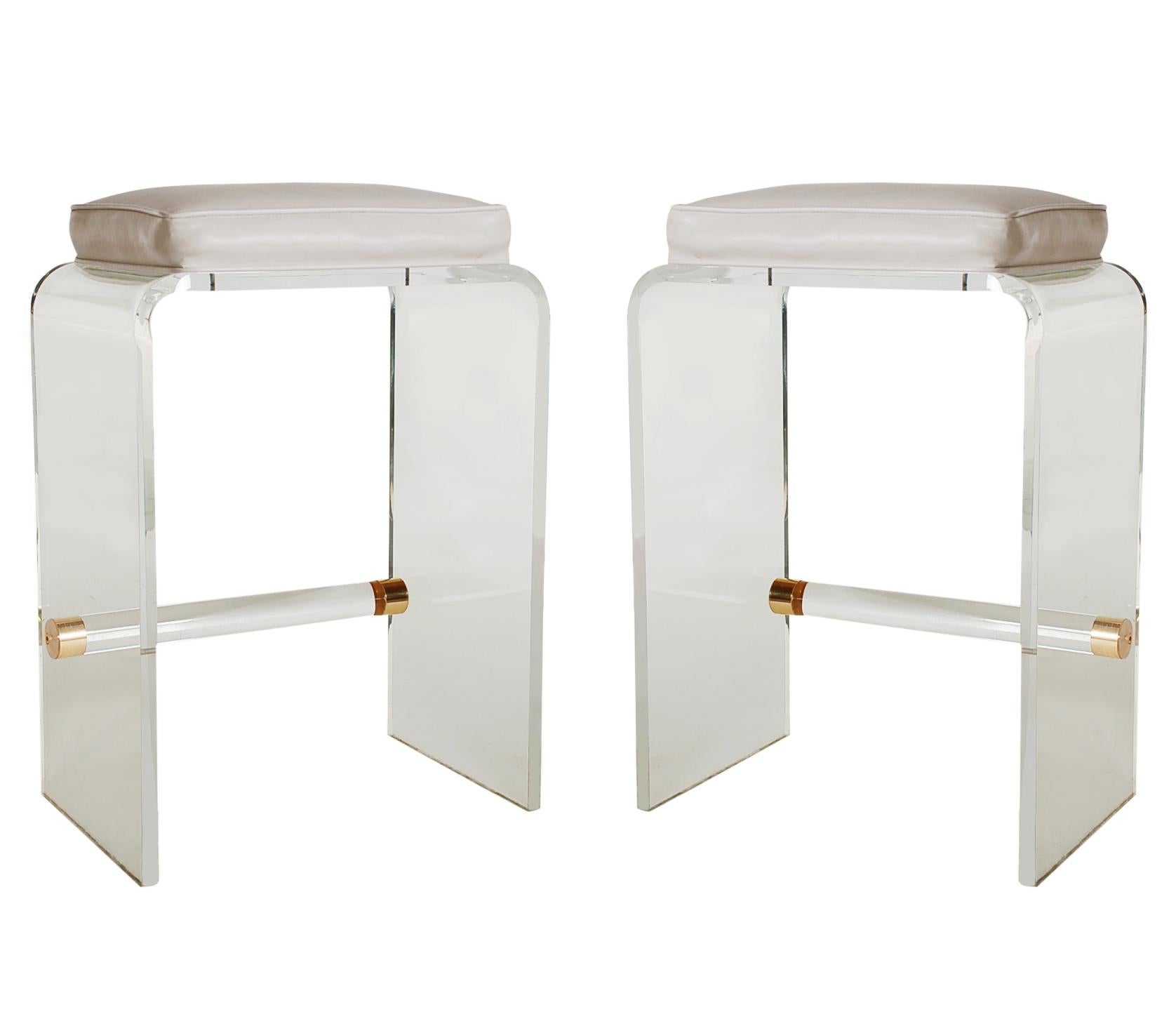 Set of Five Hollywood Regency Acrylic Lucite & White Seat Bar or Counter Stools In Good Condition In Philadelphia, PA