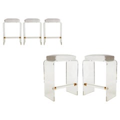 Ensemble de cinq tabourets de bar ou de comptoir Hollywood Regency en acrylique et en Lucite & à assise blanche