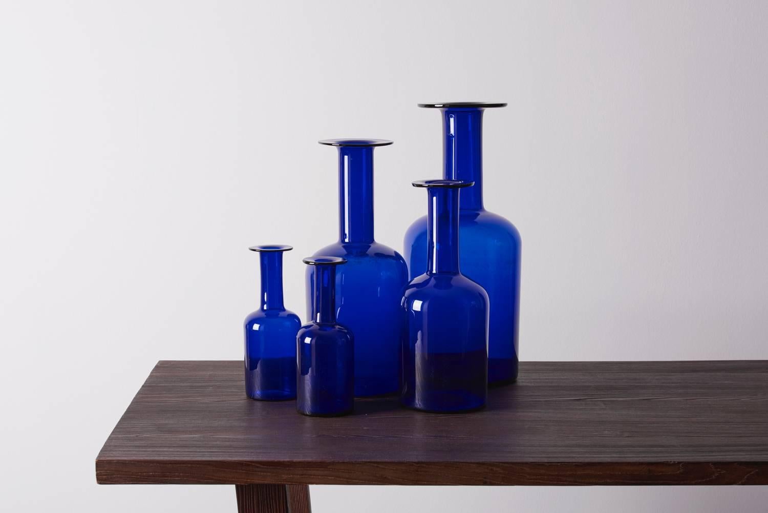 Set of five Holmegaard Gulv vases by Otto Brauer in blue
Here are measurements of the vases:
Two 25.5cm/ 10