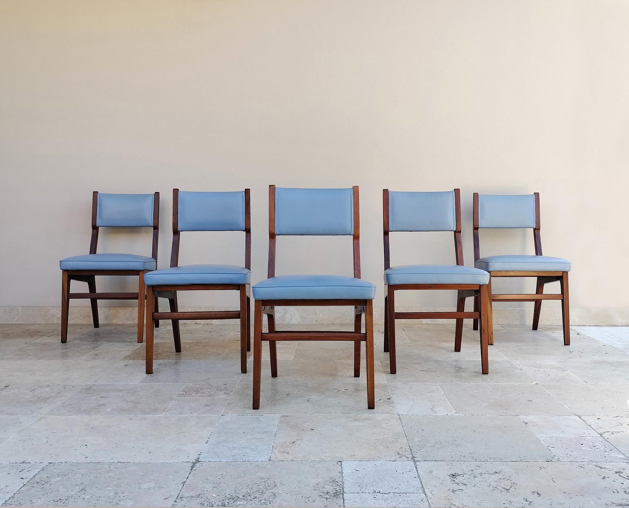 Mid-Century Modern Gio Ponti (Attributed to) Set of Five Chairs in Wood and Leather by ISA Bergamo For Sale