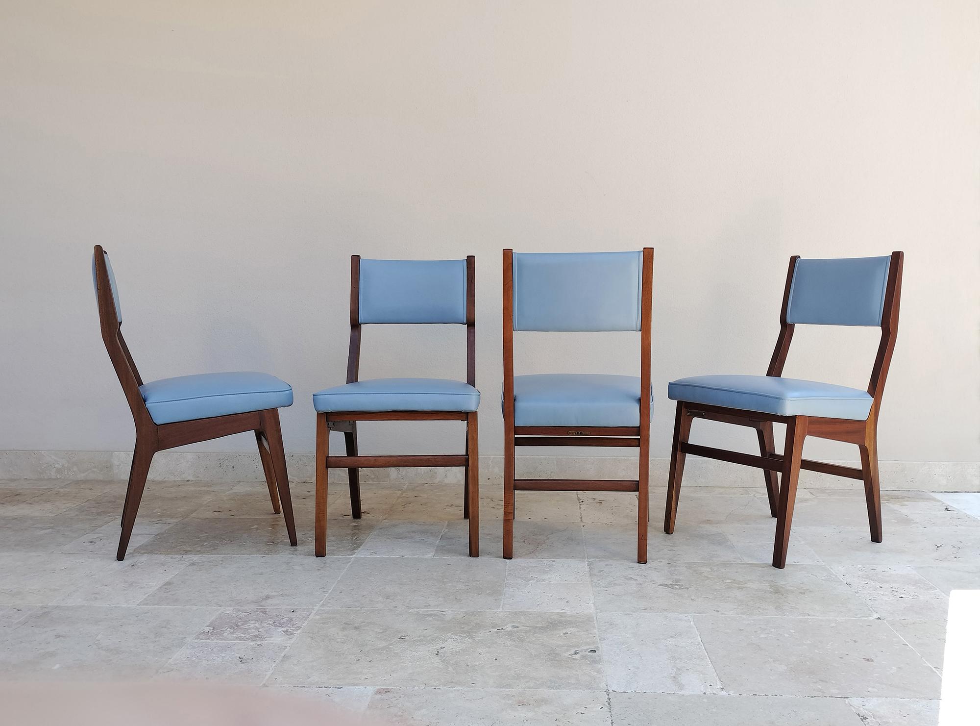 Italian Gio Ponti (Attributed to) Set of Five Chairs in Wood and Leather by ISA Bergamo For Sale