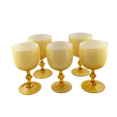 Juego de cinco copas de vino italianas de ámbar y cristal opalino con revestimiento, de Carlo Moretti