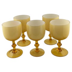 Juego de cinco copas de vino italianas de ámbar y cristal opalino con revestimiento, de Carlo Moretti