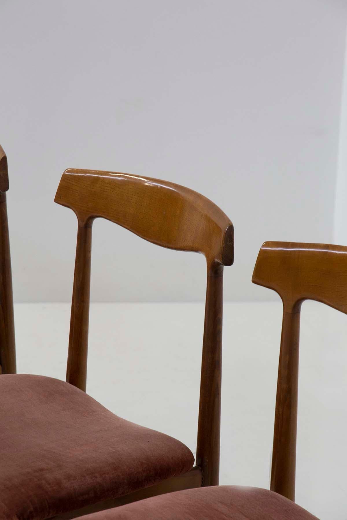 Italiano Set di cinque sedie italiane in legno e velluto in vendita