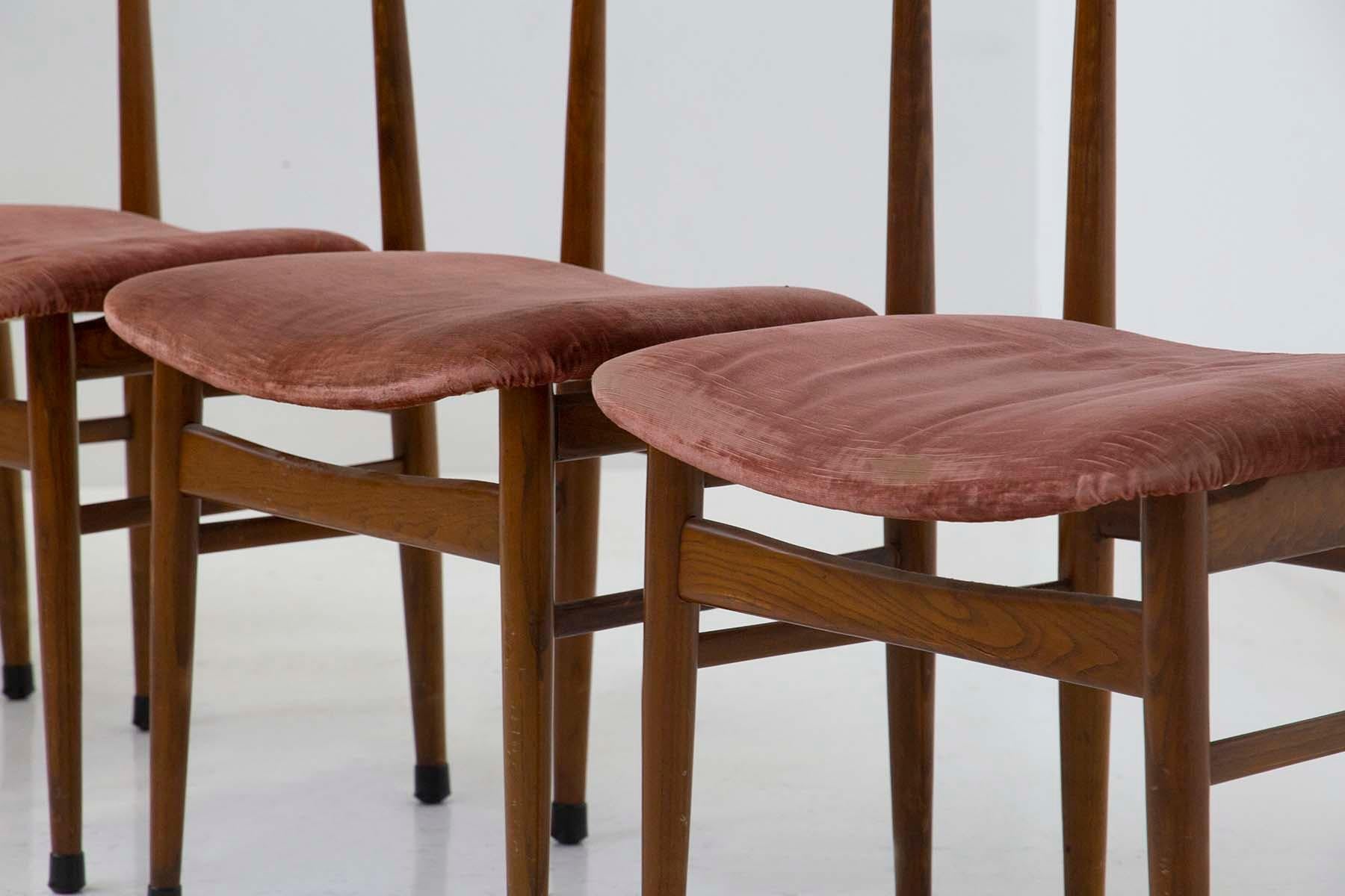 Set di cinque sedie italiane in legno e velluto In condizioni buone in vendita a Milano, IT