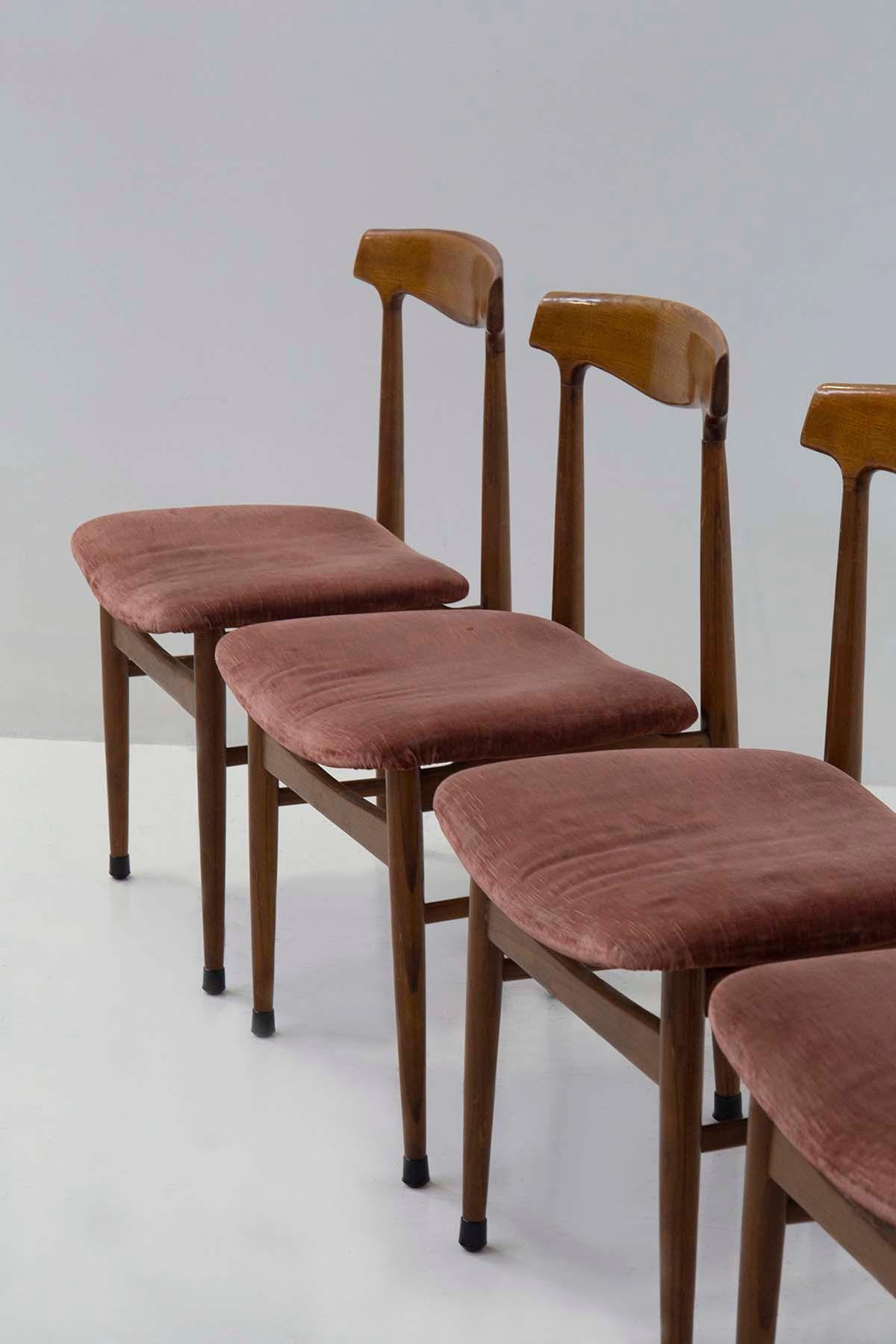 Velluto Set di cinque sedie italiane in legno e velluto in vendita