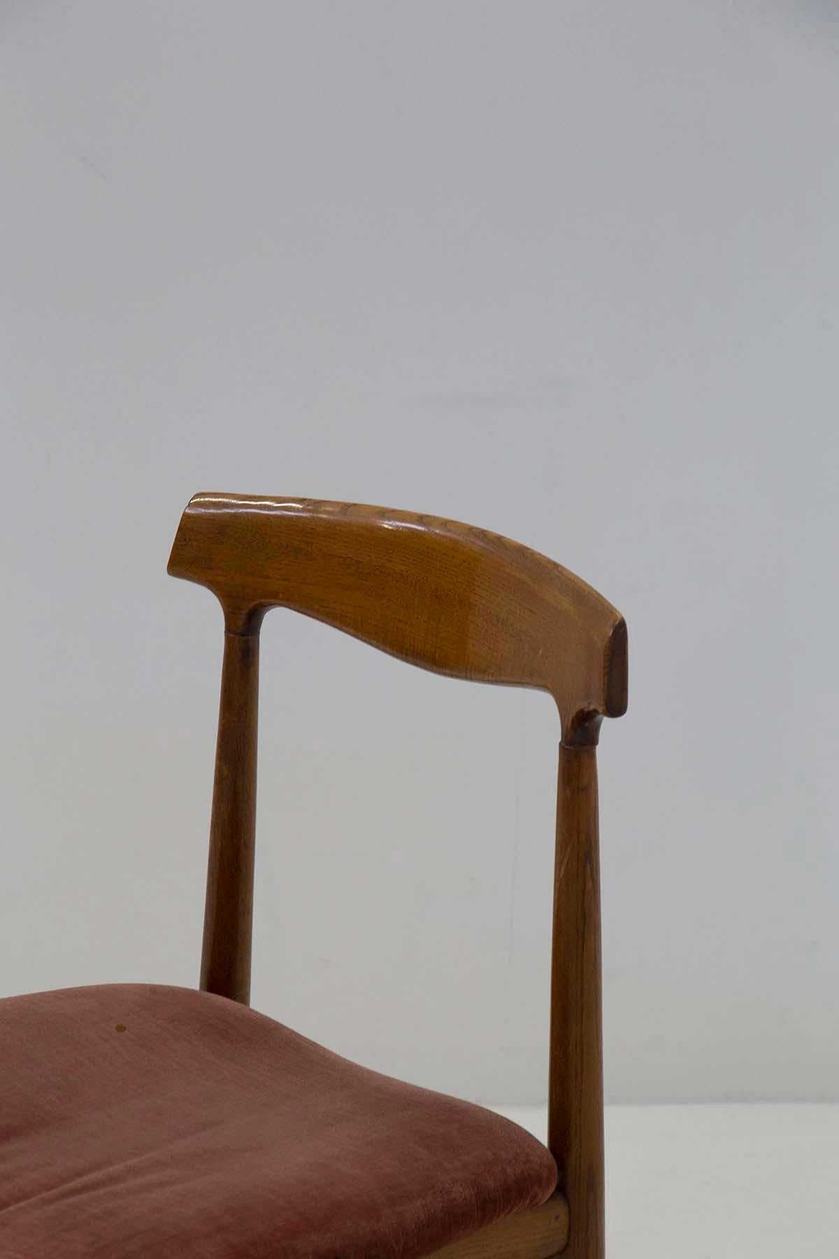 Set di cinque sedie italiane in legno e velluto in vendita 1