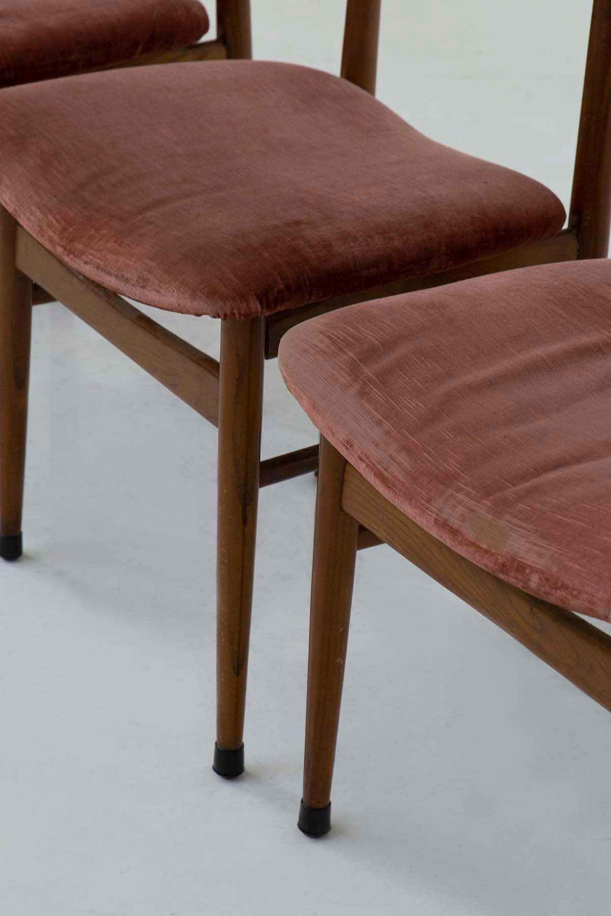Set di cinque sedie italiane in legno e velluto in vendita 2