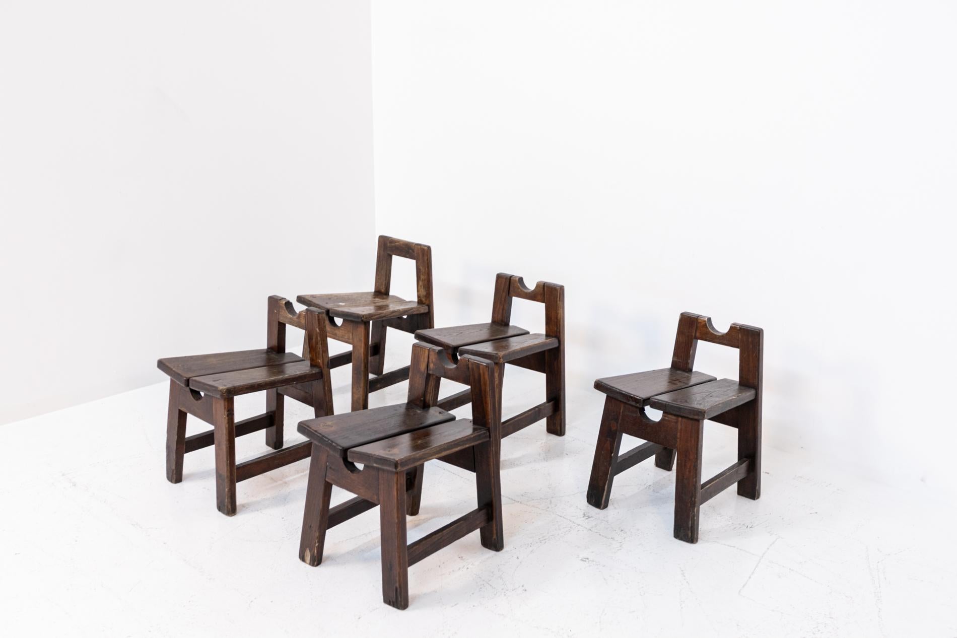 Nice Italian set composed of five stools in fine and sturdy wood from the 50s.
The Italian stools are very special, as they look like miniature chairs, they have a small back, the seat instead is composed of two parts of wood slightly separated