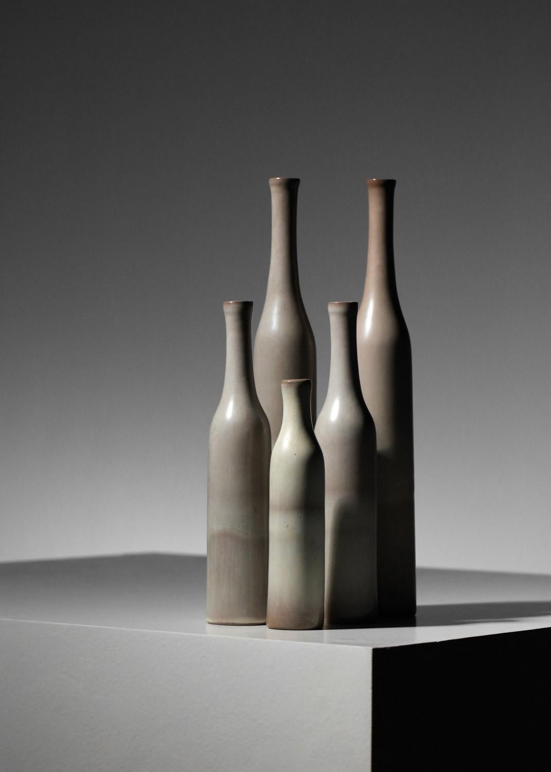 Sehr schöner Satz keramischer Soliflores-Vasen von den berühmten französischen Künstlern Jacques und Danièle Ruelland. Das Set besteht aus 5 emaillierten Vasen in verschiedenen Grautönen. Sehr guter Vintage-Zustand (siehe Fotos). Signatur unter den