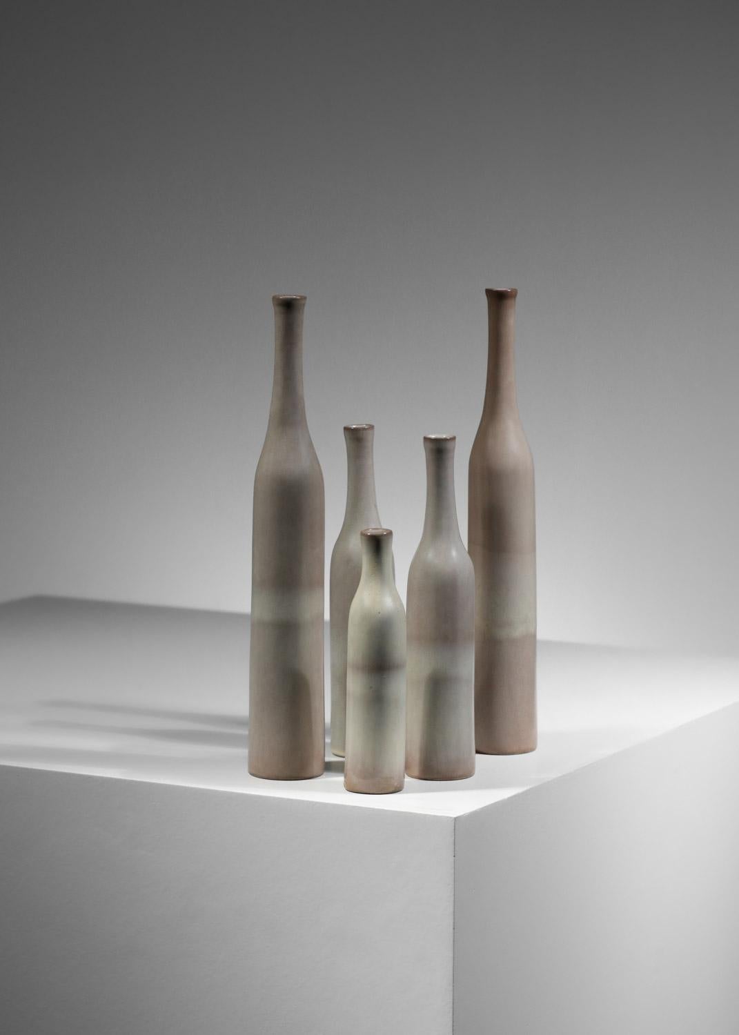Satz von fünf Vasen aus grau-glasierter Keramik von Jacques und Danièle Ruelland  im Angebot 1
